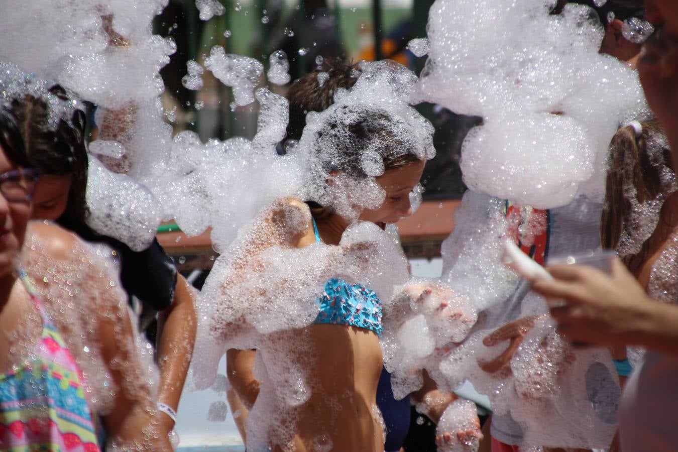 El popular barrio de 'San Roque' ha acogido, esta mañana, la primera jornada de su tradicional «velá». La cita ha comenzado con el despertar del barrio con repiques de campana y ha continuado con la tradicional ceremonia de la bendición de animales, los juegos infantiles, una gran tómbola y la fiesta de la espuma. 