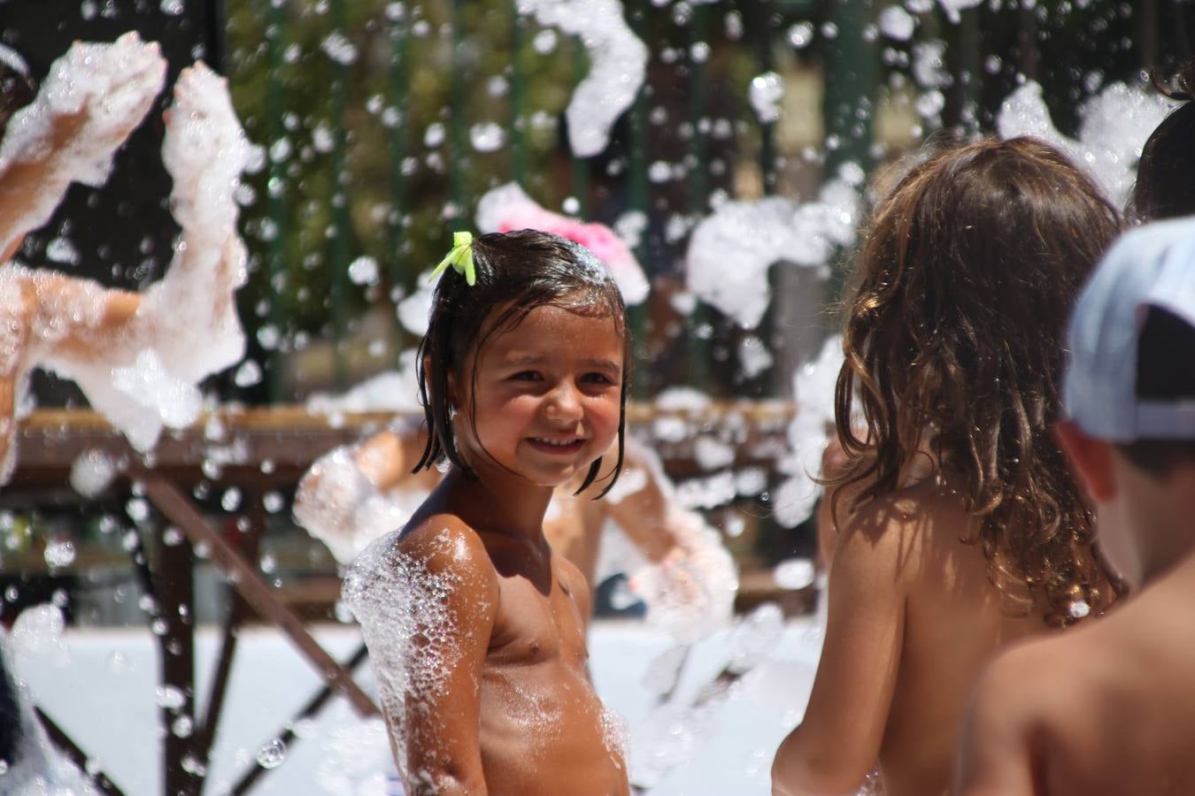 El popular barrio de 'San Roque' ha acogido, esta mañana, la primera jornada de su tradicional «velá». La cita ha comenzado con el despertar del barrio con repiques de campana y ha continuado con la tradicional ceremonia de la bendición de animales, los juegos infantiles, una gran tómbola y la fiesta de la espuma. 