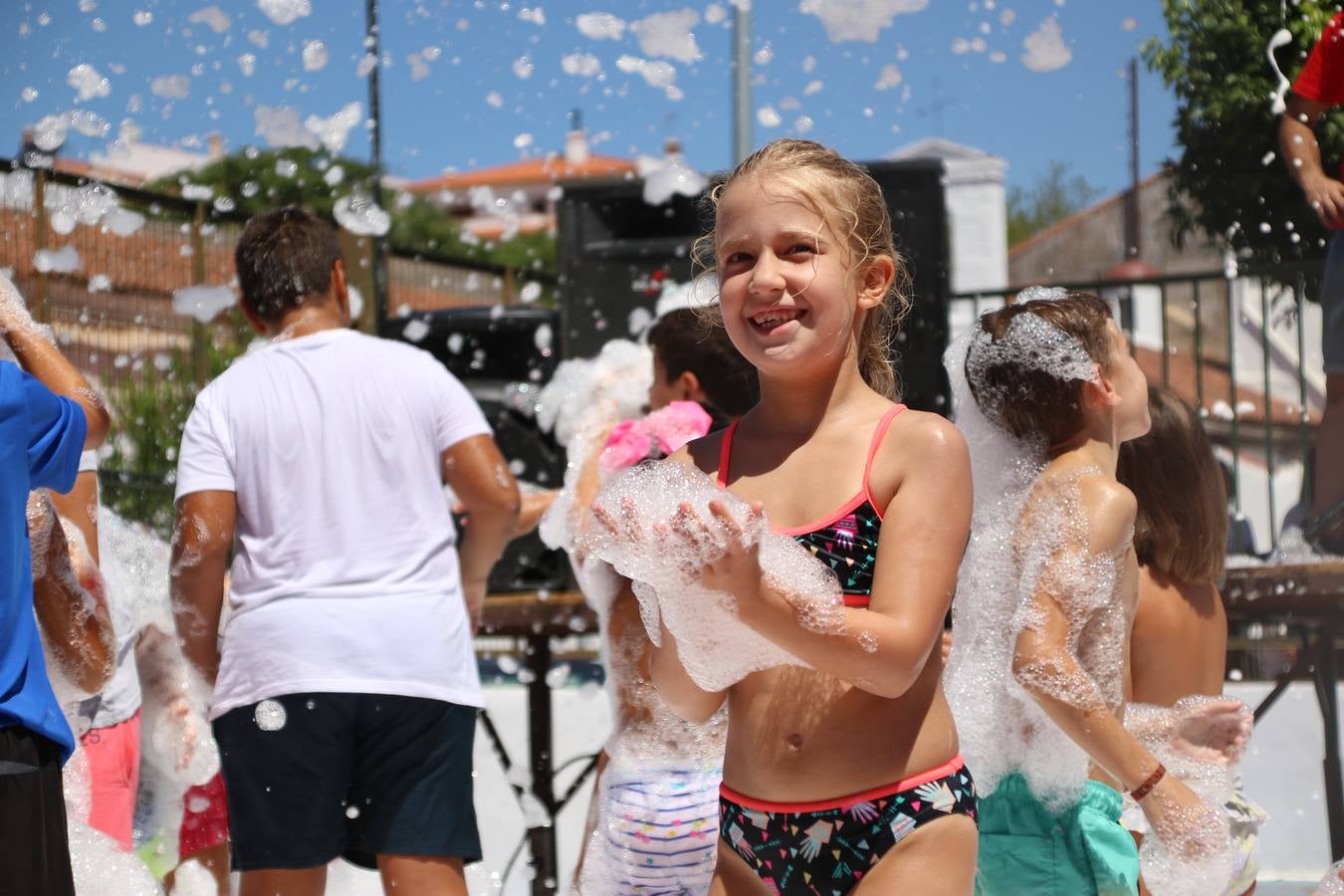 El popular barrio de 'San Roque' ha acogido, esta mañana, la primera jornada de su tradicional «velá». La cita ha comenzado con el despertar del barrio con repiques de campana y ha continuado con la tradicional ceremonia de la bendición de animales, los juegos infantiles, una gran tómbola y la fiesta de la espuma. 