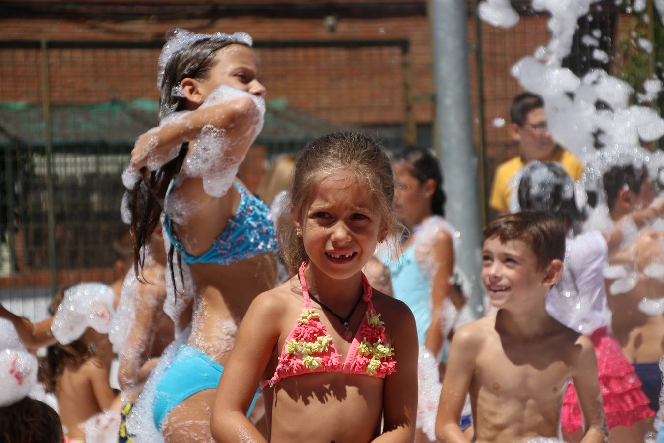 El popular barrio de 'San Roque' ha acogido, esta mañana, la primera jornada de su tradicional «velá». La cita ha comenzado con el despertar del barrio con repiques de campana y ha continuado con la tradicional ceremonia de la bendición de animales, los juegos infantiles, una gran tómbola y la fiesta de la espuma. 