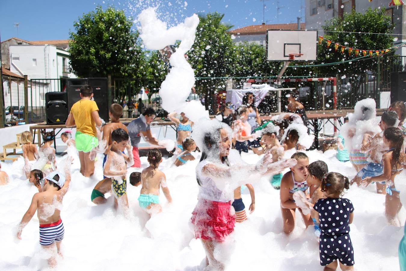 El popular barrio de 'San Roque' ha acogido, esta mañana, la primera jornada de su tradicional «velá». La cita ha comenzado con el despertar del barrio con repiques de campana y ha continuado con la tradicional ceremonia de la bendición de animales, los juegos infantiles, una gran tómbola y la fiesta de la espuma. 