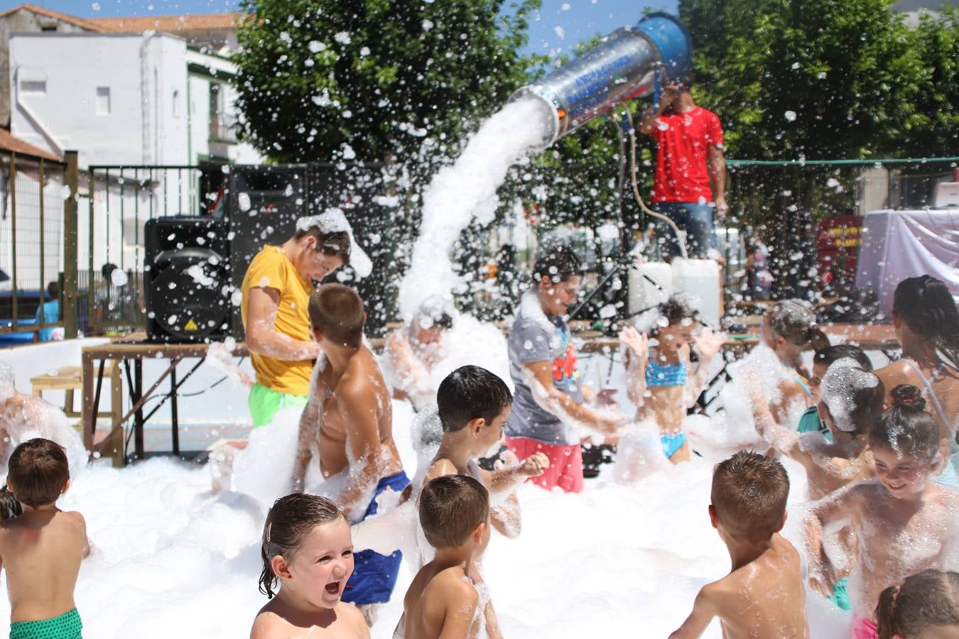 El popular barrio de 'San Roque' ha acogido, esta mañana, la primera jornada de su tradicional «velá». La cita ha comenzado con el despertar del barrio con repiques de campana y ha continuado con la tradicional ceremonia de la bendición de animales, los juegos infantiles, una gran tómbola y la fiesta de la espuma. 