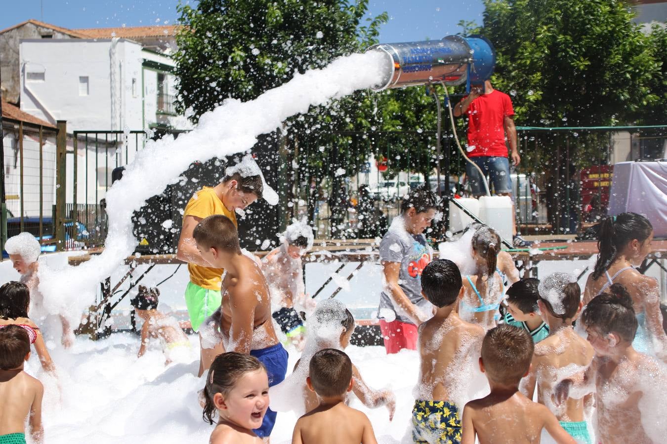 El popular barrio de 'San Roque' ha acogido, esta mañana, la primera jornada de su tradicional «velá». La cita ha comenzado con el despertar del barrio con repiques de campana y ha continuado con la tradicional ceremonia de la bendición de animales, los juegos infantiles, una gran tómbola y la fiesta de la espuma. 