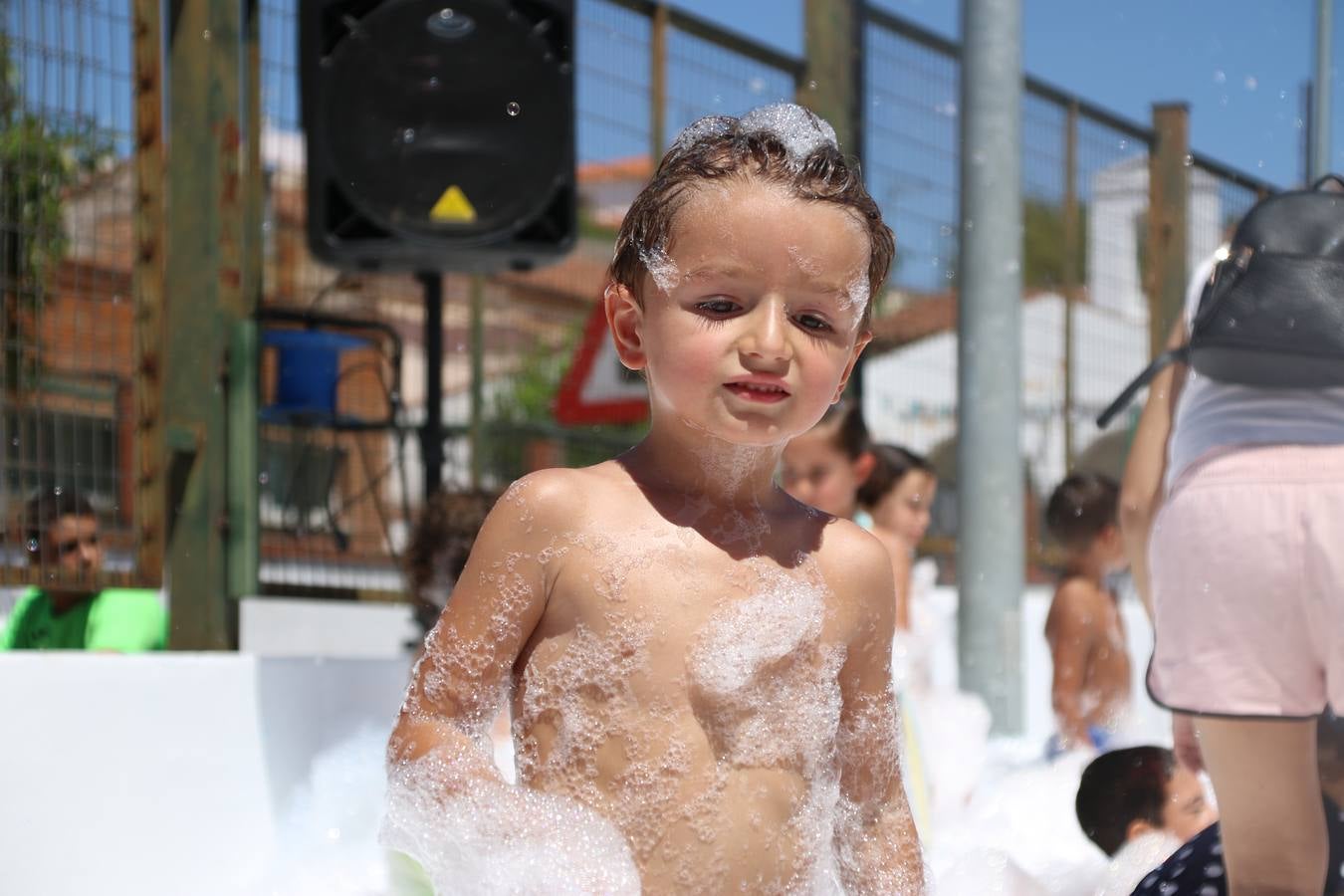 El popular barrio de 'San Roque' ha acogido, esta mañana, la primera jornada de su tradicional «velá». La cita ha comenzado con el despertar del barrio con repiques de campana y ha continuado con la tradicional ceremonia de la bendición de animales, los juegos infantiles, una gran tómbola y la fiesta de la espuma. 