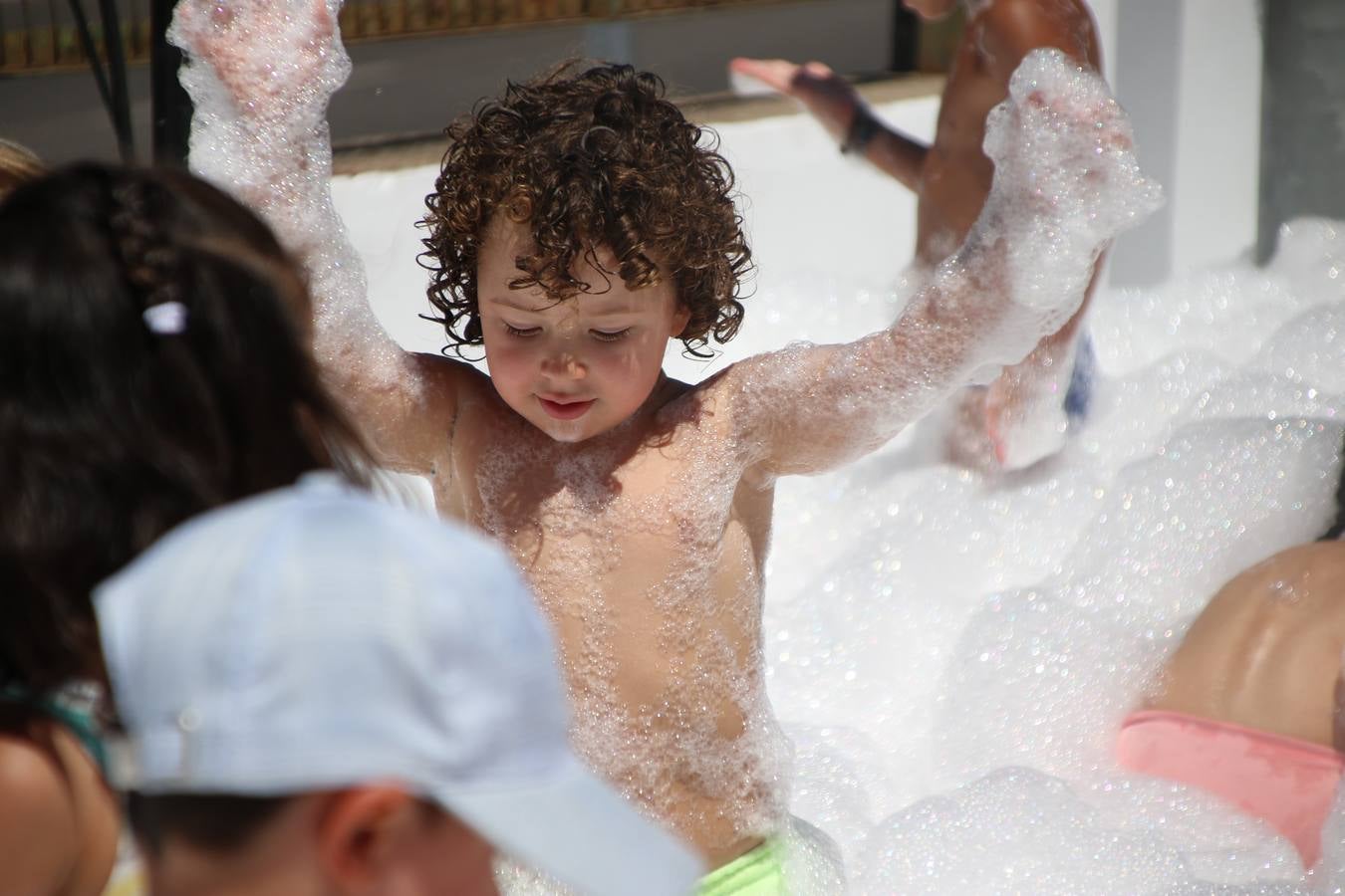 El popular barrio de 'San Roque' ha acogido, esta mañana, la primera jornada de su tradicional «velá». La cita ha comenzado con el despertar del barrio con repiques de campana y ha continuado con la tradicional ceremonia de la bendición de animales, los juegos infantiles, una gran tómbola y la fiesta de la espuma. 
