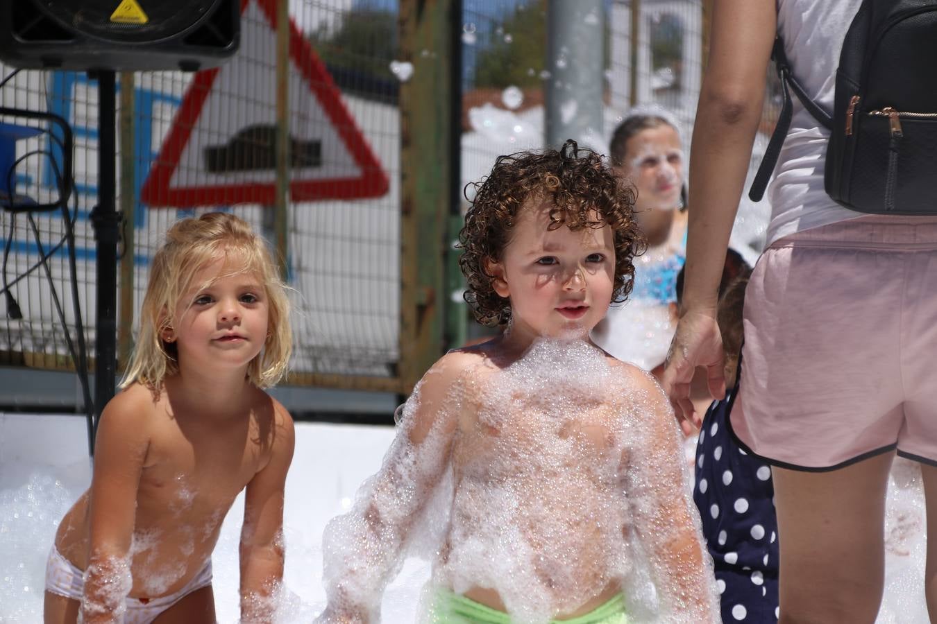 El popular barrio de 'San Roque' ha acogido, esta mañana, la primera jornada de su tradicional «velá». La cita ha comenzado con el despertar del barrio con repiques de campana y ha continuado con la tradicional ceremonia de la bendición de animales, los juegos infantiles, una gran tómbola y la fiesta de la espuma. 