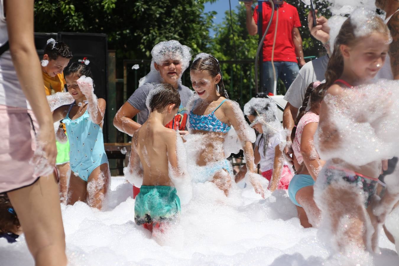 El popular barrio de 'San Roque' ha acogido, esta mañana, la primera jornada de su tradicional «velá». La cita ha comenzado con el despertar del barrio con repiques de campana y ha continuado con la tradicional ceremonia de la bendición de animales, los juegos infantiles, una gran tómbola y la fiesta de la espuma. 