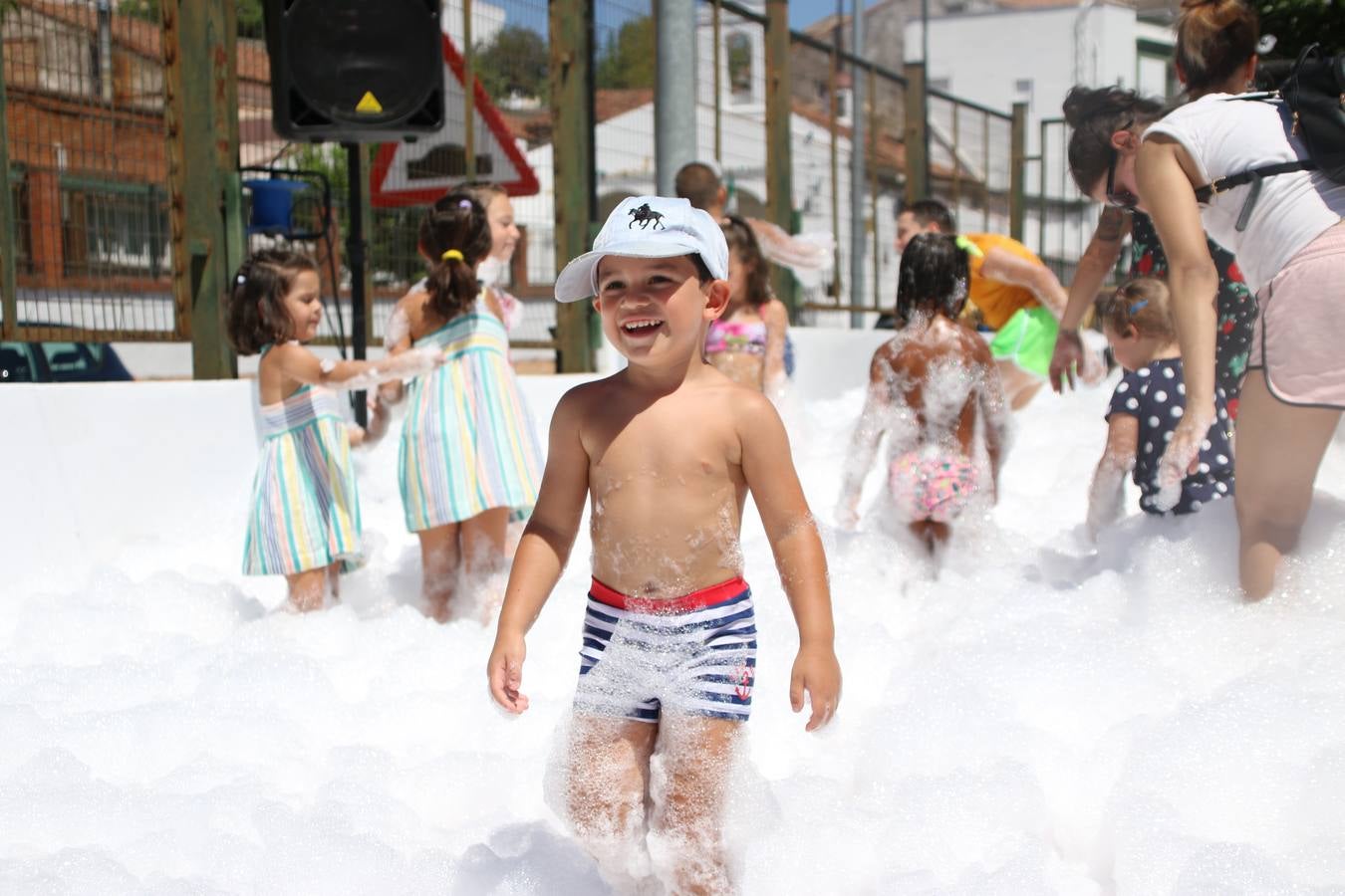 El popular barrio de 'San Roque' ha acogido, esta mañana, la primera jornada de su tradicional «velá». La cita ha comenzado con el despertar del barrio con repiques de campana y ha continuado con la tradicional ceremonia de la bendición de animales, los juegos infantiles, una gran tómbola y la fiesta de la espuma. 