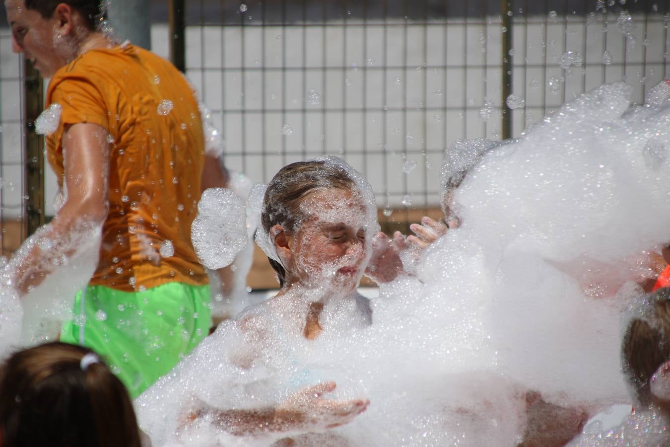 El popular barrio de 'San Roque' ha acogido, esta mañana, la primera jornada de su tradicional «velá». La cita ha comenzado con el despertar del barrio con repiques de campana y ha continuado con la tradicional ceremonia de la bendición de animales, los juegos infantiles, una gran tómbola y la fiesta de la espuma. 