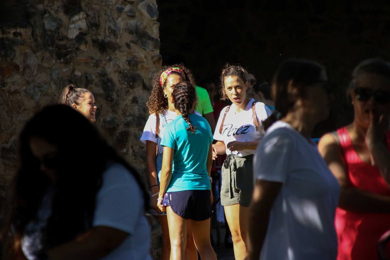 Jerez de los Caballeros ha acogido, esta mañana, la segunda edición del Acuatlón Popular 'Fiestas de San Bartolomé', organizado por la Pontificia y Real Archicofradía del Santísimo Sacramento con la colaboración del Ayuntamiento, el Plan de Dinamización Deportiva de la Mancomunidad Sierra Suroeste, Cruz Roja y diferentes casas comerciales del municipio. El acuatlón ha constado de dos pruebas (natación y atletismo); se ha desarrollado en las instalaciones de la piscina municipal y ciudad deportiva 'Manuel Calzado Galván', y ha contado con la participación de unos 48 inscritos, «la valoración que hacemos es muy positiva porque ha aumentado el número de inscritos y se ha conseguido una participación infantil que es una novedad este año. Los deportistas han acabado contentos y con ganas de repetir, por lo que es una satisfacción para nosotros», señala Álvaro Crespo, miembro de la junta de gobierno de la citada Archicofradía.