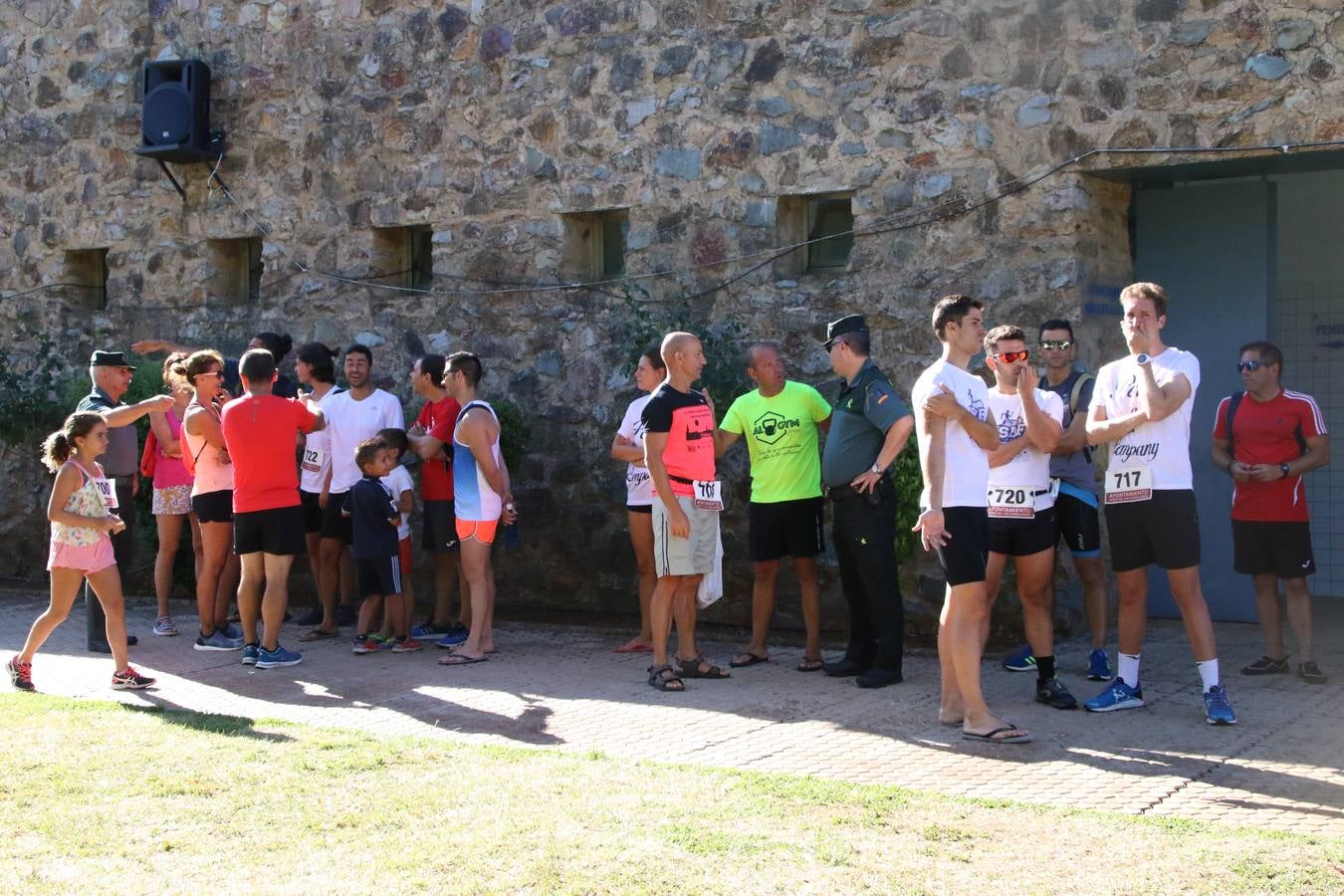 Jerez de los Caballeros ha acogido, esta mañana, la segunda edición del Acuatlón Popular 'Fiestas de San Bartolomé', organizado por la Pontificia y Real Archicofradía del Santísimo Sacramento con la colaboración del Ayuntamiento, el Plan de Dinamización Deportiva de la Mancomunidad Sierra Suroeste, Cruz Roja y diferentes casas comerciales del municipio. El acuatlón ha constado de dos pruebas (natación y atletismo); se ha desarrollado en las instalaciones de la piscina municipal y ciudad deportiva 'Manuel Calzado Galván', y ha contado con la participación de unos 48 inscritos, «la valoración que hacemos es muy positiva porque ha aumentado el número de inscritos y se ha conseguido una participación infantil que es una novedad este año. Los deportistas han acabado contentos y con ganas de repetir, por lo que es una satisfacción para nosotros», señala Álvaro Crespo, miembro de la junta de gobierno de la citada Archicofradía.