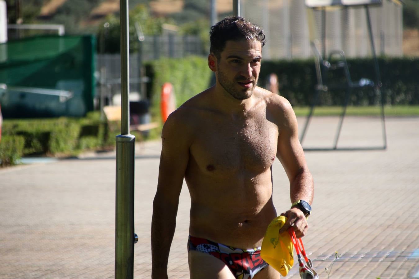 Jerez de los Caballeros ha acogido, esta mañana, la segunda edición del Acuatlón Popular 'Fiestas de San Bartolomé', organizado por la Pontificia y Real Archicofradía del Santísimo Sacramento con la colaboración del Ayuntamiento, el Plan de Dinamización Deportiva de la Mancomunidad Sierra Suroeste, Cruz Roja y diferentes casas comerciales del municipio. El acuatlón ha constado de dos pruebas (natación y atletismo); se ha desarrollado en las instalaciones de la piscina municipal y ciudad deportiva 'Manuel Calzado Galván', y ha contado con la participación de unos 48 inscritos, «la valoración que hacemos es muy positiva porque ha aumentado el número de inscritos y se ha conseguido una participación infantil que es una novedad este año. Los deportistas han acabado contentos y con ganas de repetir, por lo que es una satisfacción para nosotros», señala Álvaro Crespo, miembro de la junta de gobierno de la citada Archicofradía.