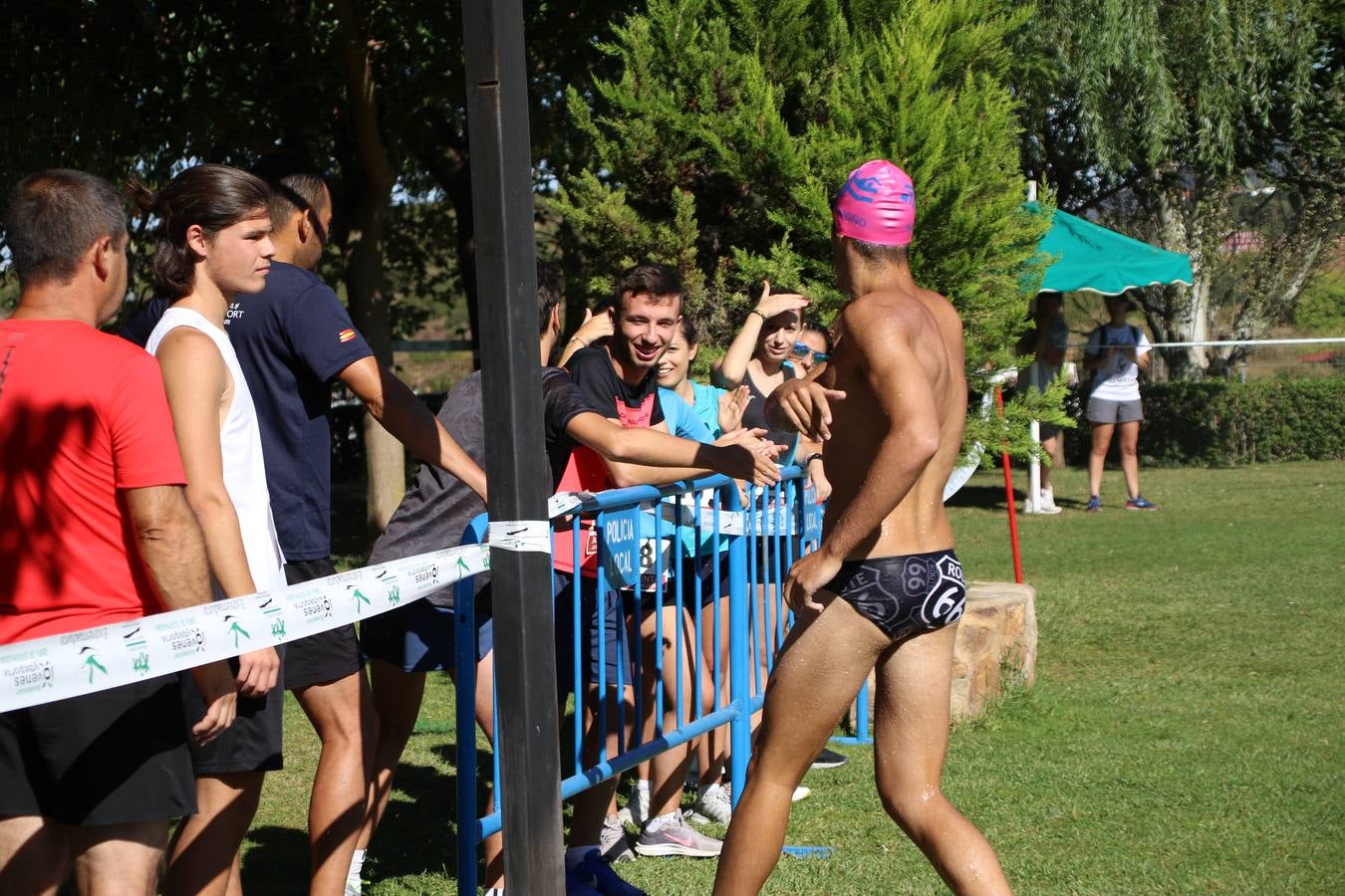 Jerez de los Caballeros ha acogido, esta mañana, la segunda edición del Acuatlón Popular 'Fiestas de San Bartolomé', organizado por la Pontificia y Real Archicofradía del Santísimo Sacramento con la colaboración del Ayuntamiento, el Plan de Dinamización Deportiva de la Mancomunidad Sierra Suroeste, Cruz Roja y diferentes casas comerciales del municipio. El acuatlón ha constado de dos pruebas (natación y atletismo); se ha desarrollado en las instalaciones de la piscina municipal y ciudad deportiva 'Manuel Calzado Galván', y ha contado con la participación de unos 48 inscritos, «la valoración que hacemos es muy positiva porque ha aumentado el número de inscritos y se ha conseguido una participación infantil que es una novedad este año. Los deportistas han acabado contentos y con ganas de repetir, por lo que es una satisfacción para nosotros», señala Álvaro Crespo, miembro de la junta de gobierno de la citada Archicofradía.
