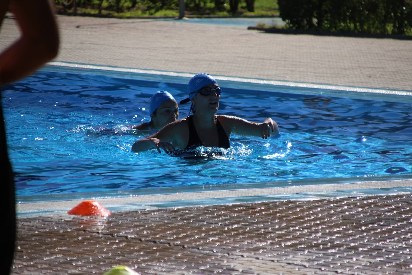 Jerez de los Caballeros ha acogido, esta mañana, la segunda edición del Acuatlón Popular 'Fiestas de San Bartolomé', organizado por la Pontificia y Real Archicofradía del Santísimo Sacramento con la colaboración del Ayuntamiento, el Plan de Dinamización Deportiva de la Mancomunidad Sierra Suroeste, Cruz Roja y diferentes casas comerciales del municipio. El acuatlón ha constado de dos pruebas (natación y atletismo); se ha desarrollado en las instalaciones de la piscina municipal y ciudad deportiva 'Manuel Calzado Galván', y ha contado con la participación de unos 48 inscritos, «la valoración que hacemos es muy positiva porque ha aumentado el número de inscritos y se ha conseguido una participación infantil que es una novedad este año. Los deportistas han acabado contentos y con ganas de repetir, por lo que es una satisfacción para nosotros», señala Álvaro Crespo, miembro de la junta de gobierno de la citada Archicofradía.