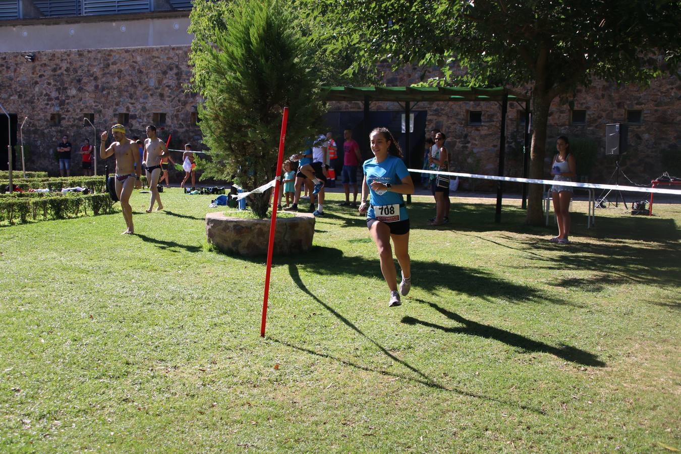 Jerez de los Caballeros ha acogido, esta mañana, la segunda edición del Acuatlón Popular 'Fiestas de San Bartolomé', organizado por la Pontificia y Real Archicofradía del Santísimo Sacramento con la colaboración del Ayuntamiento, el Plan de Dinamización Deportiva de la Mancomunidad Sierra Suroeste, Cruz Roja y diferentes casas comerciales del municipio. El acuatlón ha constado de dos pruebas (natación y atletismo); se ha desarrollado en las instalaciones de la piscina municipal y ciudad deportiva 'Manuel Calzado Galván', y ha contado con la participación de unos 48 inscritos, «la valoración que hacemos es muy positiva porque ha aumentado el número de inscritos y se ha conseguido una participación infantil que es una novedad este año. Los deportistas han acabado contentos y con ganas de repetir, por lo que es una satisfacción para nosotros», señala Álvaro Crespo, miembro de la junta de gobierno de la citada Archicofradía.