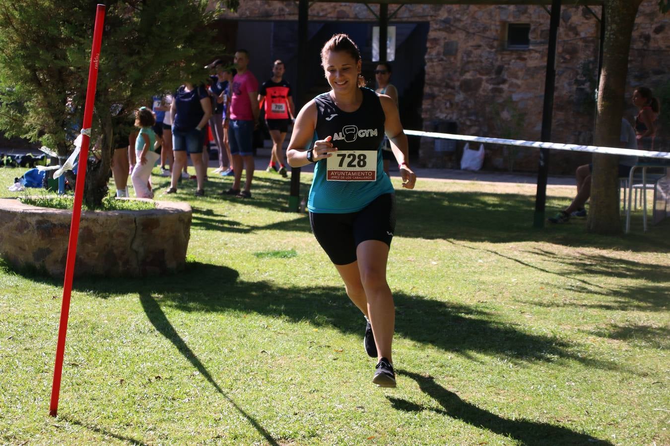 Jerez de los Caballeros ha acogido, esta mañana, la segunda edición del Acuatlón Popular 'Fiestas de San Bartolomé', organizado por la Pontificia y Real Archicofradía del Santísimo Sacramento con la colaboración del Ayuntamiento, el Plan de Dinamización Deportiva de la Mancomunidad Sierra Suroeste, Cruz Roja y diferentes casas comerciales del municipio. El acuatlón ha constado de dos pruebas (natación y atletismo); se ha desarrollado en las instalaciones de la piscina municipal y ciudad deportiva 'Manuel Calzado Galván', y ha contado con la participación de unos 48 inscritos, «la valoración que hacemos es muy positiva porque ha aumentado el número de inscritos y se ha conseguido una participación infantil que es una novedad este año. Los deportistas han acabado contentos y con ganas de repetir, por lo que es una satisfacción para nosotros», señala Álvaro Crespo, miembro de la junta de gobierno de la citada Archicofradía.