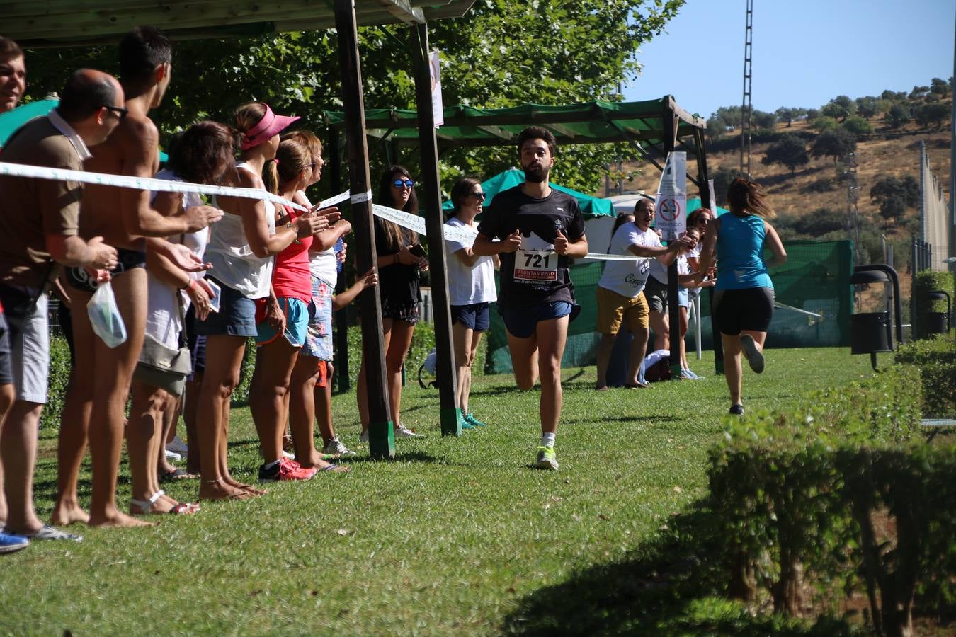 Jerez de los Caballeros ha acogido, esta mañana, la segunda edición del Acuatlón Popular 'Fiestas de San Bartolomé', organizado por la Pontificia y Real Archicofradía del Santísimo Sacramento con la colaboración del Ayuntamiento, el Plan de Dinamización Deportiva de la Mancomunidad Sierra Suroeste, Cruz Roja y diferentes casas comerciales del municipio. El acuatlón ha constado de dos pruebas (natación y atletismo); se ha desarrollado en las instalaciones de la piscina municipal y ciudad deportiva 'Manuel Calzado Galván', y ha contado con la participación de unos 48 inscritos, «la valoración que hacemos es muy positiva porque ha aumentado el número de inscritos y se ha conseguido una participación infantil que es una novedad este año. Los deportistas han acabado contentos y con ganas de repetir, por lo que es una satisfacción para nosotros», señala Álvaro Crespo, miembro de la junta de gobierno de la citada Archicofradía.