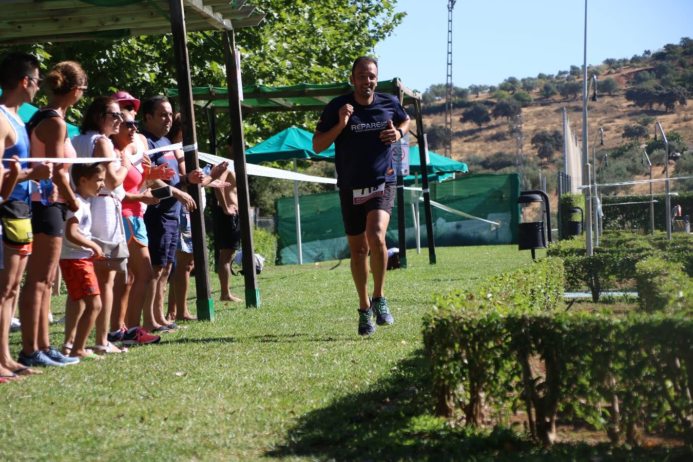 Jerez de los Caballeros ha acogido, esta mañana, la segunda edición del Acuatlón Popular 'Fiestas de San Bartolomé', organizado por la Pontificia y Real Archicofradía del Santísimo Sacramento con la colaboración del Ayuntamiento, el Plan de Dinamización Deportiva de la Mancomunidad Sierra Suroeste, Cruz Roja y diferentes casas comerciales del municipio. El acuatlón ha constado de dos pruebas (natación y atletismo); se ha desarrollado en las instalaciones de la piscina municipal y ciudad deportiva 'Manuel Calzado Galván', y ha contado con la participación de unos 48 inscritos, «la valoración que hacemos es muy positiva porque ha aumentado el número de inscritos y se ha conseguido una participación infantil que es una novedad este año. Los deportistas han acabado contentos y con ganas de repetir, por lo que es una satisfacción para nosotros», señala Álvaro Crespo, miembro de la junta de gobierno de la citada Archicofradía.