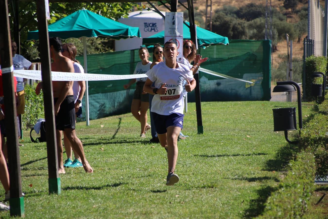 Jerez de los Caballeros ha acogido, esta mañana, la segunda edición del Acuatlón Popular 'Fiestas de San Bartolomé', organizado por la Pontificia y Real Archicofradía del Santísimo Sacramento con la colaboración del Ayuntamiento, el Plan de Dinamización Deportiva de la Mancomunidad Sierra Suroeste, Cruz Roja y diferentes casas comerciales del municipio. El acuatlón ha constado de dos pruebas (natación y atletismo); se ha desarrollado en las instalaciones de la piscina municipal y ciudad deportiva 'Manuel Calzado Galván', y ha contado con la participación de unos 48 inscritos, «la valoración que hacemos es muy positiva porque ha aumentado el número de inscritos y se ha conseguido una participación infantil que es una novedad este año. Los deportistas han acabado contentos y con ganas de repetir, por lo que es una satisfacción para nosotros», señala Álvaro Crespo, miembro de la junta de gobierno de la citada Archicofradía.