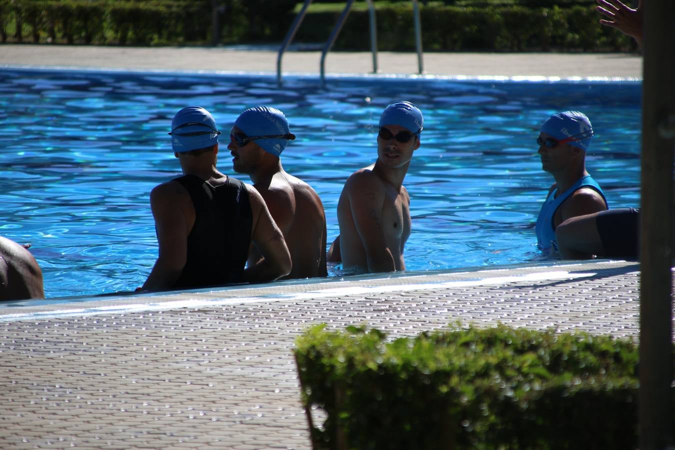Jerez de los Caballeros ha acogido, esta mañana, la segunda edición del Acuatlón Popular 'Fiestas de San Bartolomé', organizado por la Pontificia y Real Archicofradía del Santísimo Sacramento con la colaboración del Ayuntamiento, el Plan de Dinamización Deportiva de la Mancomunidad Sierra Suroeste, Cruz Roja y diferentes casas comerciales del municipio. El acuatlón ha constado de dos pruebas (natación y atletismo); se ha desarrollado en las instalaciones de la piscina municipal y ciudad deportiva 'Manuel Calzado Galván', y ha contado con la participación de unos 48 inscritos, «la valoración que hacemos es muy positiva porque ha aumentado el número de inscritos y se ha conseguido una participación infantil que es una novedad este año. Los deportistas han acabado contentos y con ganas de repetir, por lo que es una satisfacción para nosotros», señala Álvaro Crespo, miembro de la junta de gobierno de la citada Archicofradía.