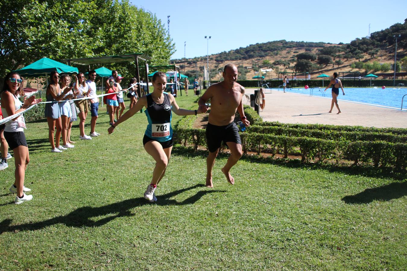 Jerez de los Caballeros ha acogido, esta mañana, la segunda edición del Acuatlón Popular 'Fiestas de San Bartolomé', organizado por la Pontificia y Real Archicofradía del Santísimo Sacramento con la colaboración del Ayuntamiento, el Plan de Dinamización Deportiva de la Mancomunidad Sierra Suroeste, Cruz Roja y diferentes casas comerciales del municipio. El acuatlón ha constado de dos pruebas (natación y atletismo); se ha desarrollado en las instalaciones de la piscina municipal y ciudad deportiva 'Manuel Calzado Galván', y ha contado con la participación de unos 48 inscritos, «la valoración que hacemos es muy positiva porque ha aumentado el número de inscritos y se ha conseguido una participación infantil que es una novedad este año. Los deportistas han acabado contentos y con ganas de repetir, por lo que es una satisfacción para nosotros», señala Álvaro Crespo, miembro de la junta de gobierno de la citada Archicofradía.