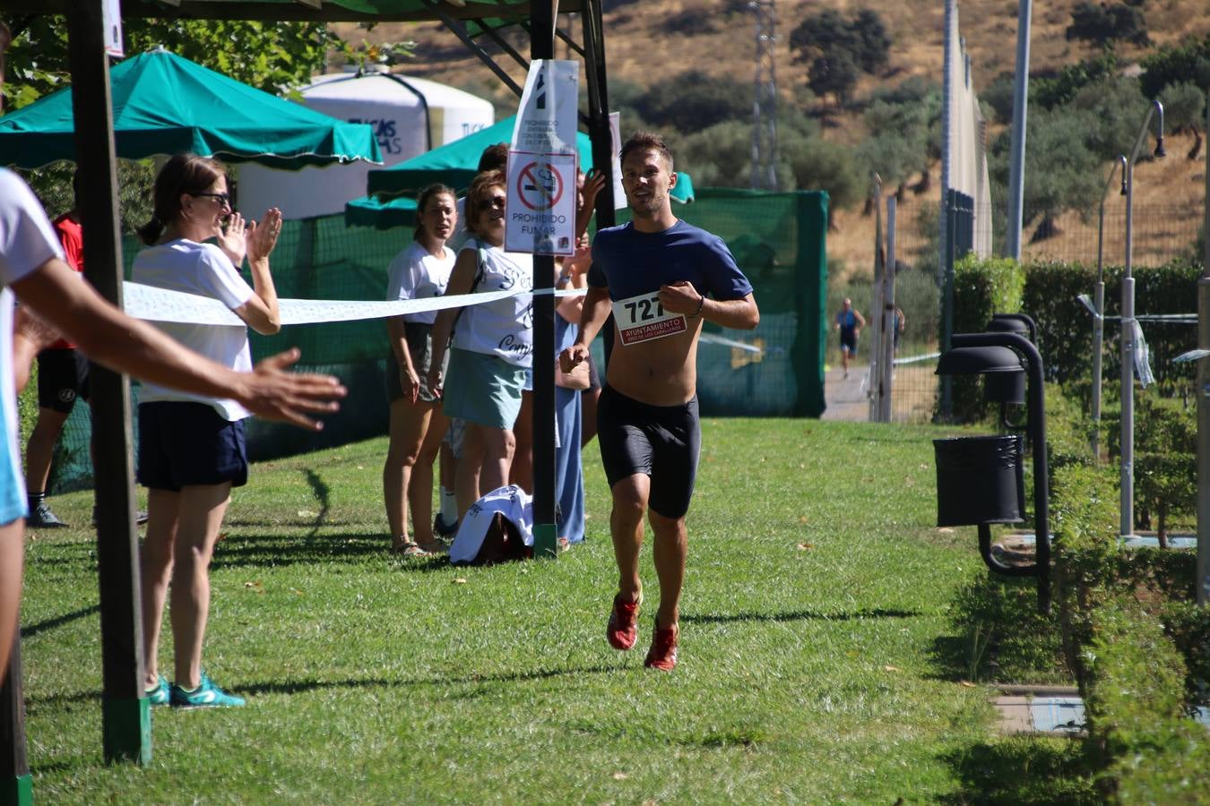 Jerez de los Caballeros ha acogido, esta mañana, la segunda edición del Acuatlón Popular 'Fiestas de San Bartolomé', organizado por la Pontificia y Real Archicofradía del Santísimo Sacramento con la colaboración del Ayuntamiento, el Plan de Dinamización Deportiva de la Mancomunidad Sierra Suroeste, Cruz Roja y diferentes casas comerciales del municipio. El acuatlón ha constado de dos pruebas (natación y atletismo); se ha desarrollado en las instalaciones de la piscina municipal y ciudad deportiva 'Manuel Calzado Galván', y ha contado con la participación de unos 48 inscritos, «la valoración que hacemos es muy positiva porque ha aumentado el número de inscritos y se ha conseguido una participación infantil que es una novedad este año. Los deportistas han acabado contentos y con ganas de repetir, por lo que es una satisfacción para nosotros», señala Álvaro Crespo, miembro de la junta de gobierno de la citada Archicofradía.