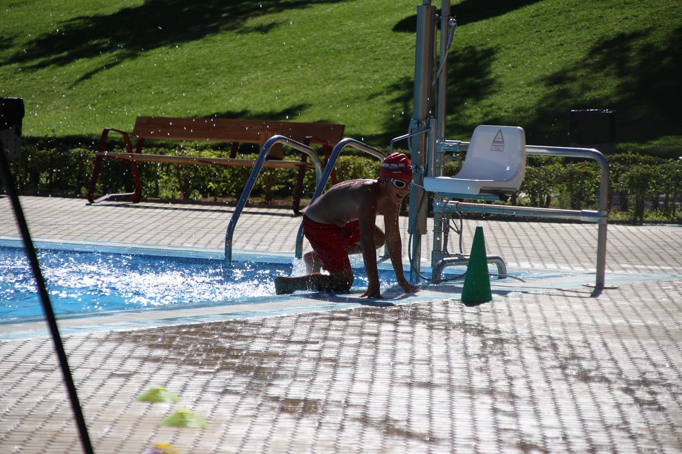 Jerez de los Caballeros ha acogido, esta mañana, la segunda edición del Acuatlón Popular 'Fiestas de San Bartolomé', organizado por la Pontificia y Real Archicofradía del Santísimo Sacramento con la colaboración del Ayuntamiento, el Plan de Dinamización Deportiva de la Mancomunidad Sierra Suroeste, Cruz Roja y diferentes casas comerciales del municipio. El acuatlón ha constado de dos pruebas (natación y atletismo); se ha desarrollado en las instalaciones de la piscina municipal y ciudad deportiva 'Manuel Calzado Galván', y ha contado con la participación de unos 48 inscritos, «la valoración que hacemos es muy positiva porque ha aumentado el número de inscritos y se ha conseguido una participación infantil que es una novedad este año. Los deportistas han acabado contentos y con ganas de repetir, por lo que es una satisfacción para nosotros», señala Álvaro Crespo, miembro de la junta de gobierno de la citada Archicofradía.
