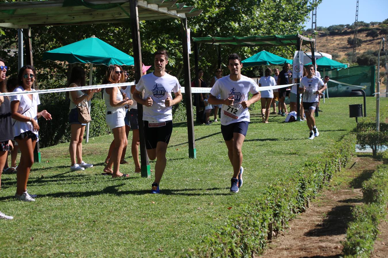 Jerez de los Caballeros ha acogido, esta mañana, la segunda edición del Acuatlón Popular 'Fiestas de San Bartolomé', organizado por la Pontificia y Real Archicofradía del Santísimo Sacramento con la colaboración del Ayuntamiento, el Plan de Dinamización Deportiva de la Mancomunidad Sierra Suroeste, Cruz Roja y diferentes casas comerciales del municipio. El acuatlón ha constado de dos pruebas (natación y atletismo); se ha desarrollado en las instalaciones de la piscina municipal y ciudad deportiva 'Manuel Calzado Galván', y ha contado con la participación de unos 48 inscritos, «la valoración que hacemos es muy positiva porque ha aumentado el número de inscritos y se ha conseguido una participación infantil que es una novedad este año. Los deportistas han acabado contentos y con ganas de repetir, por lo que es una satisfacción para nosotros», señala Álvaro Crespo, miembro de la junta de gobierno de la citada Archicofradía.
