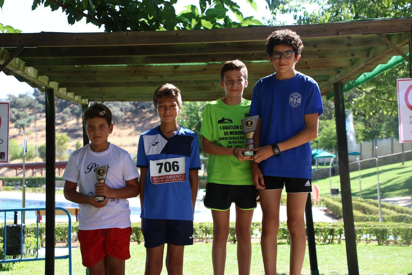 Jerez de los Caballeros ha acogido, esta mañana, la segunda edición del Acuatlón Popular 'Fiestas de San Bartolomé', organizado por la Pontificia y Real Archicofradía del Santísimo Sacramento con la colaboración del Ayuntamiento, el Plan de Dinamización Deportiva de la Mancomunidad Sierra Suroeste, Cruz Roja y diferentes casas comerciales del municipio. El acuatlón ha constado de dos pruebas (natación y atletismo); se ha desarrollado en las instalaciones de la piscina municipal y ciudad deportiva 'Manuel Calzado Galván', y ha contado con la participación de unos 48 inscritos, «la valoración que hacemos es muy positiva porque ha aumentado el número de inscritos y se ha conseguido una participación infantil que es una novedad este año. Los deportistas han acabado contentos y con ganas de repetir, por lo que es una satisfacción para nosotros», señala Álvaro Crespo, miembro de la junta de gobierno de la citada Archicofradía.