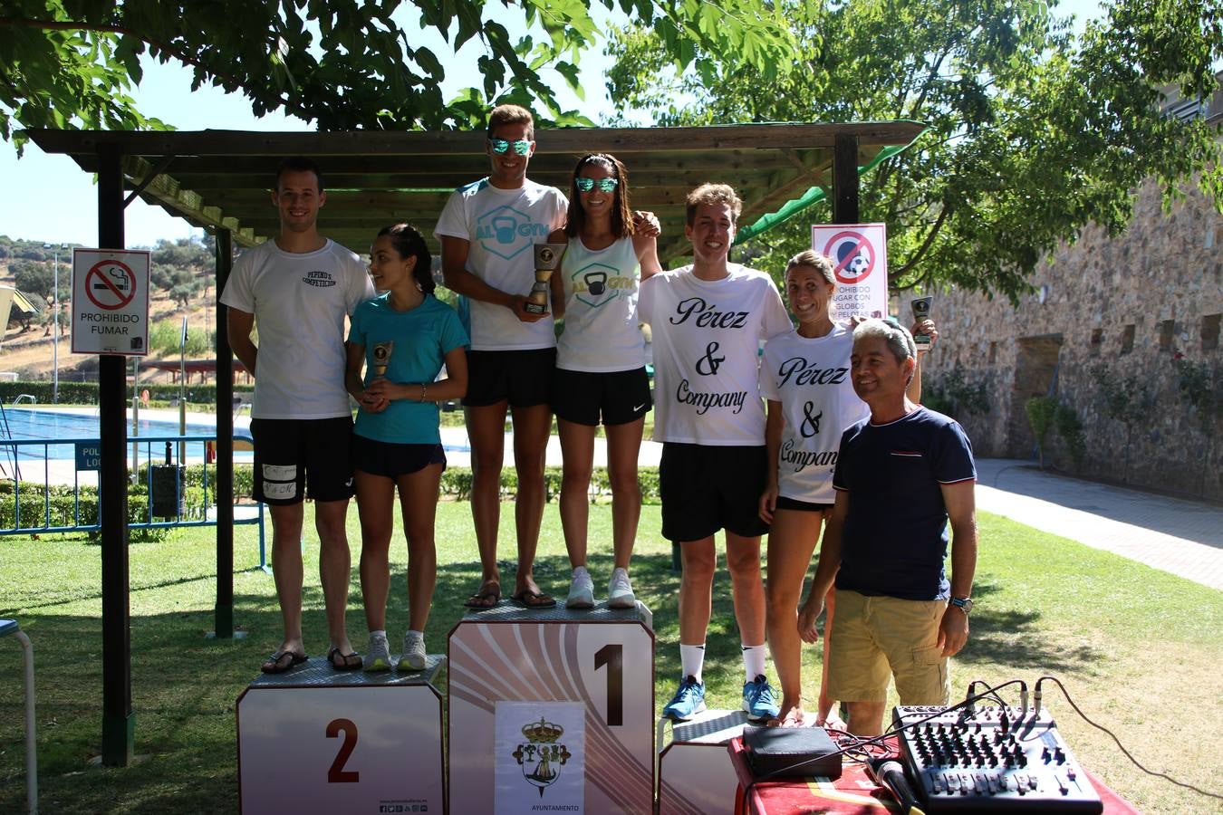 Jerez de los Caballeros ha acogido, esta mañana, la segunda edición del Acuatlón Popular 'Fiestas de San Bartolomé', organizado por la Pontificia y Real Archicofradía del Santísimo Sacramento con la colaboración del Ayuntamiento, el Plan de Dinamización Deportiva de la Mancomunidad Sierra Suroeste, Cruz Roja y diferentes casas comerciales del municipio. El acuatlón ha constado de dos pruebas (natación y atletismo); se ha desarrollado en las instalaciones de la piscina municipal y ciudad deportiva 'Manuel Calzado Galván', y ha contado con la participación de unos 48 inscritos, «la valoración que hacemos es muy positiva porque ha aumentado el número de inscritos y se ha conseguido una participación infantil que es una novedad este año. Los deportistas han acabado contentos y con ganas de repetir, por lo que es una satisfacción para nosotros», señala Álvaro Crespo, miembro de la junta de gobierno de la citada Archicofradía.