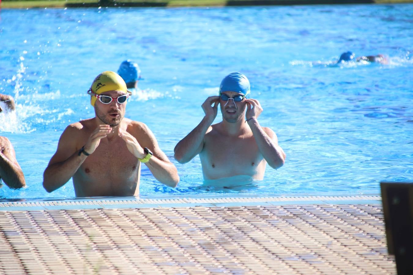 Jerez de los Caballeros ha acogido, esta mañana, la segunda edición del Acuatlón Popular 'Fiestas de San Bartolomé', organizado por la Pontificia y Real Archicofradía del Santísimo Sacramento con la colaboración del Ayuntamiento, el Plan de Dinamización Deportiva de la Mancomunidad Sierra Suroeste, Cruz Roja y diferentes casas comerciales del municipio. El acuatlón ha constado de dos pruebas (natación y atletismo); se ha desarrollado en las instalaciones de la piscina municipal y ciudad deportiva 'Manuel Calzado Galván', y ha contado con la participación de unos 48 inscritos, «la valoración que hacemos es muy positiva porque ha aumentado el número de inscritos y se ha conseguido una participación infantil que es una novedad este año. Los deportistas han acabado contentos y con ganas de repetir, por lo que es una satisfacción para nosotros», señala Álvaro Crespo, miembro de la junta de gobierno de la citada Archicofradía.
