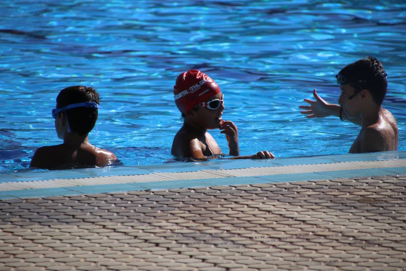 Jerez de los Caballeros ha acogido, esta mañana, la segunda edición del Acuatlón Popular 'Fiestas de San Bartolomé', organizado por la Pontificia y Real Archicofradía del Santísimo Sacramento con la colaboración del Ayuntamiento, el Plan de Dinamización Deportiva de la Mancomunidad Sierra Suroeste, Cruz Roja y diferentes casas comerciales del municipio. El acuatlón ha constado de dos pruebas (natación y atletismo); se ha desarrollado en las instalaciones de la piscina municipal y ciudad deportiva 'Manuel Calzado Galván', y ha contado con la participación de unos 48 inscritos, «la valoración que hacemos es muy positiva porque ha aumentado el número de inscritos y se ha conseguido una participación infantil que es una novedad este año. Los deportistas han acabado contentos y con ganas de repetir, por lo que es una satisfacción para nosotros», señala Álvaro Crespo, miembro de la junta de gobierno de la citada Archicofradía.