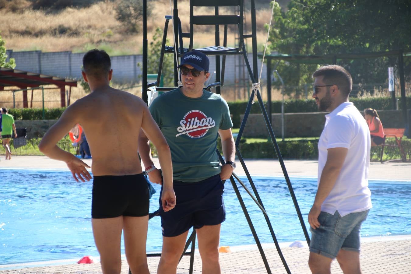 Jerez de los Caballeros ha acogido, esta mañana, la segunda edición del Acuatlón Popular 'Fiestas de San Bartolomé', organizado por la Pontificia y Real Archicofradía del Santísimo Sacramento con la colaboración del Ayuntamiento, el Plan de Dinamización Deportiva de la Mancomunidad Sierra Suroeste, Cruz Roja y diferentes casas comerciales del municipio. El acuatlón ha constado de dos pruebas (natación y atletismo); se ha desarrollado en las instalaciones de la piscina municipal y ciudad deportiva 'Manuel Calzado Galván', y ha contado con la participación de unos 48 inscritos, «la valoración que hacemos es muy positiva porque ha aumentado el número de inscritos y se ha conseguido una participación infantil que es una novedad este año. Los deportistas han acabado contentos y con ganas de repetir, por lo que es una satisfacción para nosotros», señala Álvaro Crespo, miembro de la junta de gobierno de la citada Archicofradía.