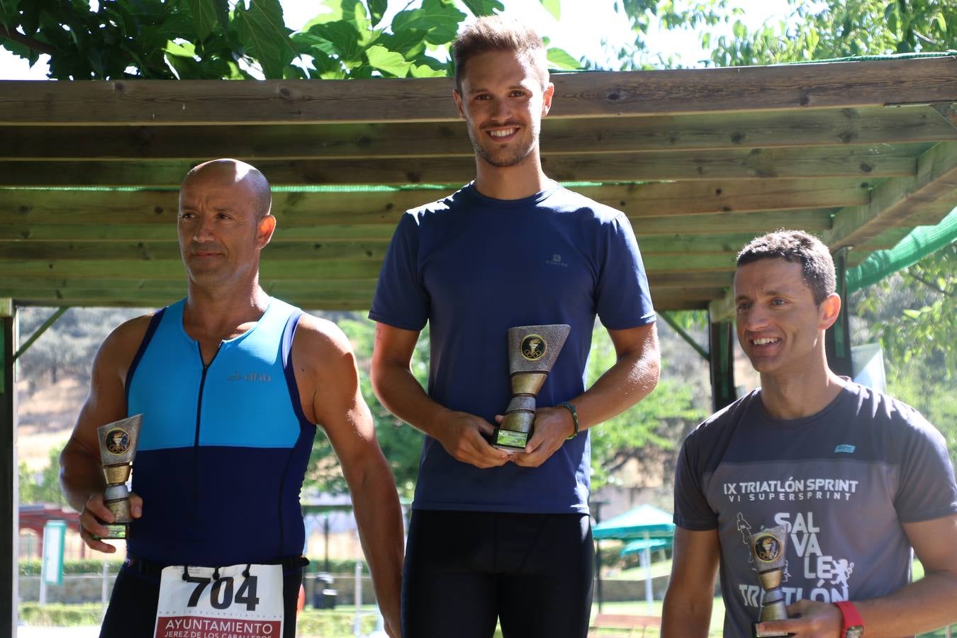 Jerez de los Caballeros ha acogido, esta mañana, la segunda edición del Acuatlón Popular 'Fiestas de San Bartolomé', organizado por la Pontificia y Real Archicofradía del Santísimo Sacramento con la colaboración del Ayuntamiento, el Plan de Dinamización Deportiva de la Mancomunidad Sierra Suroeste, Cruz Roja y diferentes casas comerciales del municipio. El acuatlón ha constado de dos pruebas (natación y atletismo); se ha desarrollado en las instalaciones de la piscina municipal y ciudad deportiva 'Manuel Calzado Galván', y ha contado con la participación de unos 48 inscritos, «la valoración que hacemos es muy positiva porque ha aumentado el número de inscritos y se ha conseguido una participación infantil que es una novedad este año. Los deportistas han acabado contentos y con ganas de repetir, por lo que es una satisfacción para nosotros», señala Álvaro Crespo, miembro de la junta de gobierno de la citada Archicofradía.