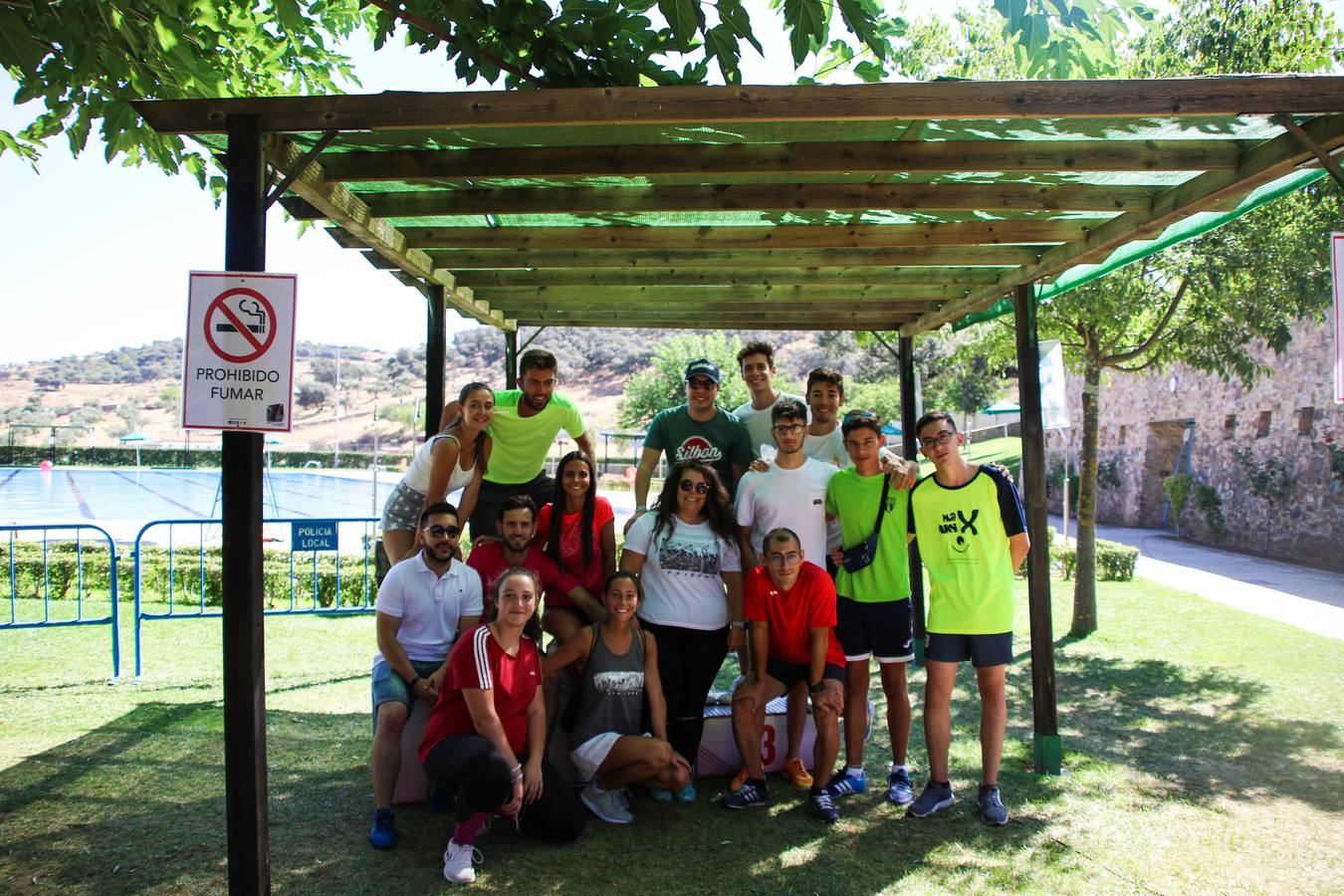 Jerez de los Caballeros ha acogido, esta mañana, la segunda edición del Acuatlón Popular 'Fiestas de San Bartolomé', organizado por la Pontificia y Real Archicofradía del Santísimo Sacramento con la colaboración del Ayuntamiento, el Plan de Dinamización Deportiva de la Mancomunidad Sierra Suroeste, Cruz Roja y diferentes casas comerciales del municipio. El acuatlón ha constado de dos pruebas (natación y atletismo); se ha desarrollado en las instalaciones de la piscina municipal y ciudad deportiva 'Manuel Calzado Galván', y ha contado con la participación de unos 48 inscritos, «la valoración que hacemos es muy positiva porque ha aumentado el número de inscritos y se ha conseguido una participación infantil que es una novedad este año. Los deportistas han acabado contentos y con ganas de repetir, por lo que es una satisfacción para nosotros», señala Álvaro Crespo, miembro de la junta de gobierno de la citada Archicofradía.