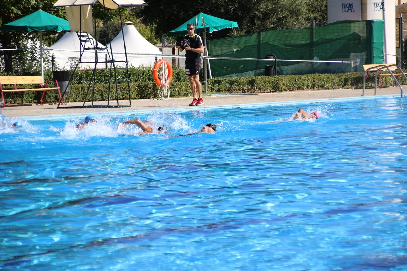 Jerez de los Caballeros ha acogido, esta mañana, la segunda edición del Acuatlón Popular 'Fiestas de San Bartolomé', organizado por la Pontificia y Real Archicofradía del Santísimo Sacramento con la colaboración del Ayuntamiento, el Plan de Dinamización Deportiva de la Mancomunidad Sierra Suroeste, Cruz Roja y diferentes casas comerciales del municipio. El acuatlón ha constado de dos pruebas (natación y atletismo); se ha desarrollado en las instalaciones de la piscina municipal y ciudad deportiva 'Manuel Calzado Galván', y ha contado con la participación de unos 48 inscritos, «la valoración que hacemos es muy positiva porque ha aumentado el número de inscritos y se ha conseguido una participación infantil que es una novedad este año. Los deportistas han acabado contentos y con ganas de repetir, por lo que es una satisfacción para nosotros», señala Álvaro Crespo, miembro de la junta de gobierno de la citada Archicofradía.
