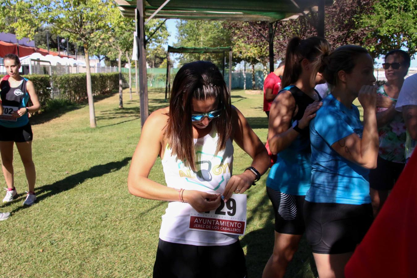 Jerez de los Caballeros ha acogido, esta mañana, la segunda edición del Acuatlón Popular 'Fiestas de San Bartolomé', organizado por la Pontificia y Real Archicofradía del Santísimo Sacramento con la colaboración del Ayuntamiento, el Plan de Dinamización Deportiva de la Mancomunidad Sierra Suroeste, Cruz Roja y diferentes casas comerciales del municipio. El acuatlón ha constado de dos pruebas (natación y atletismo); se ha desarrollado en las instalaciones de la piscina municipal y ciudad deportiva 'Manuel Calzado Galván', y ha contado con la participación de unos 48 inscritos, «la valoración que hacemos es muy positiva porque ha aumentado el número de inscritos y se ha conseguido una participación infantil que es una novedad este año. Los deportistas han acabado contentos y con ganas de repetir, por lo que es una satisfacción para nosotros», señala Álvaro Crespo, miembro de la junta de gobierno de la citada Archicofradía.
