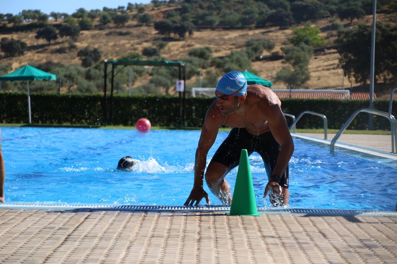 Jerez de los Caballeros ha acogido, esta mañana, la segunda edición del Acuatlón Popular 'Fiestas de San Bartolomé', organizado por la Pontificia y Real Archicofradía del Santísimo Sacramento con la colaboración del Ayuntamiento, el Plan de Dinamización Deportiva de la Mancomunidad Sierra Suroeste, Cruz Roja y diferentes casas comerciales del municipio. El acuatlón ha constado de dos pruebas (natación y atletismo); se ha desarrollado en las instalaciones de la piscina municipal y ciudad deportiva 'Manuel Calzado Galván', y ha contado con la participación de unos 48 inscritos, «la valoración que hacemos es muy positiva porque ha aumentado el número de inscritos y se ha conseguido una participación infantil que es una novedad este año. Los deportistas han acabado contentos y con ganas de repetir, por lo que es una satisfacción para nosotros», señala Álvaro Crespo, miembro de la junta de gobierno de la citada Archicofradía.