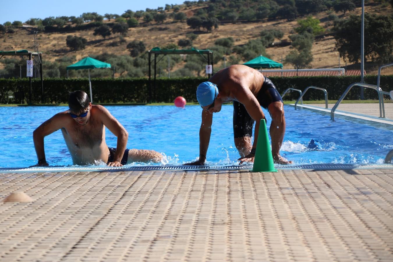 Jerez de los Caballeros ha acogido, esta mañana, la segunda edición del Acuatlón Popular 'Fiestas de San Bartolomé', organizado por la Pontificia y Real Archicofradía del Santísimo Sacramento con la colaboración del Ayuntamiento, el Plan de Dinamización Deportiva de la Mancomunidad Sierra Suroeste, Cruz Roja y diferentes casas comerciales del municipio. El acuatlón ha constado de dos pruebas (natación y atletismo); se ha desarrollado en las instalaciones de la piscina municipal y ciudad deportiva 'Manuel Calzado Galván', y ha contado con la participación de unos 48 inscritos, «la valoración que hacemos es muy positiva porque ha aumentado el número de inscritos y se ha conseguido una participación infantil que es una novedad este año. Los deportistas han acabado contentos y con ganas de repetir, por lo que es una satisfacción para nosotros», señala Álvaro Crespo, miembro de la junta de gobierno de la citada Archicofradía.
