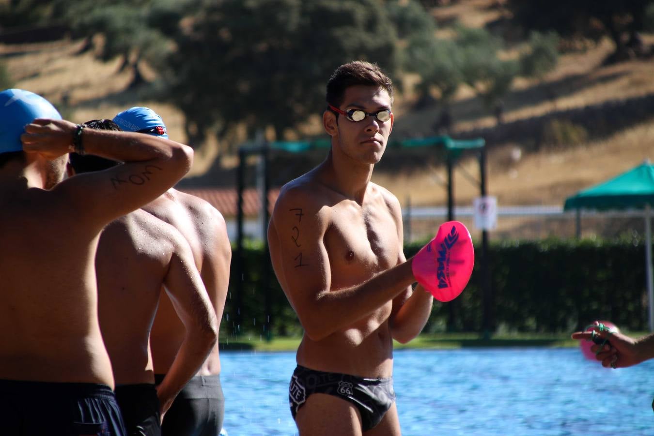 Jerez de los Caballeros ha acogido, esta mañana, la segunda edición del Acuatlón Popular 'Fiestas de San Bartolomé', organizado por la Pontificia y Real Archicofradía del Santísimo Sacramento con la colaboración del Ayuntamiento, el Plan de Dinamización Deportiva de la Mancomunidad Sierra Suroeste, Cruz Roja y diferentes casas comerciales del municipio. El acuatlón ha constado de dos pruebas (natación y atletismo); se ha desarrollado en las instalaciones de la piscina municipal y ciudad deportiva 'Manuel Calzado Galván', y ha contado con la participación de unos 48 inscritos, «la valoración que hacemos es muy positiva porque ha aumentado el número de inscritos y se ha conseguido una participación infantil que es una novedad este año. Los deportistas han acabado contentos y con ganas de repetir, por lo que es una satisfacción para nosotros», señala Álvaro Crespo, miembro de la junta de gobierno de la citada Archicofradía.