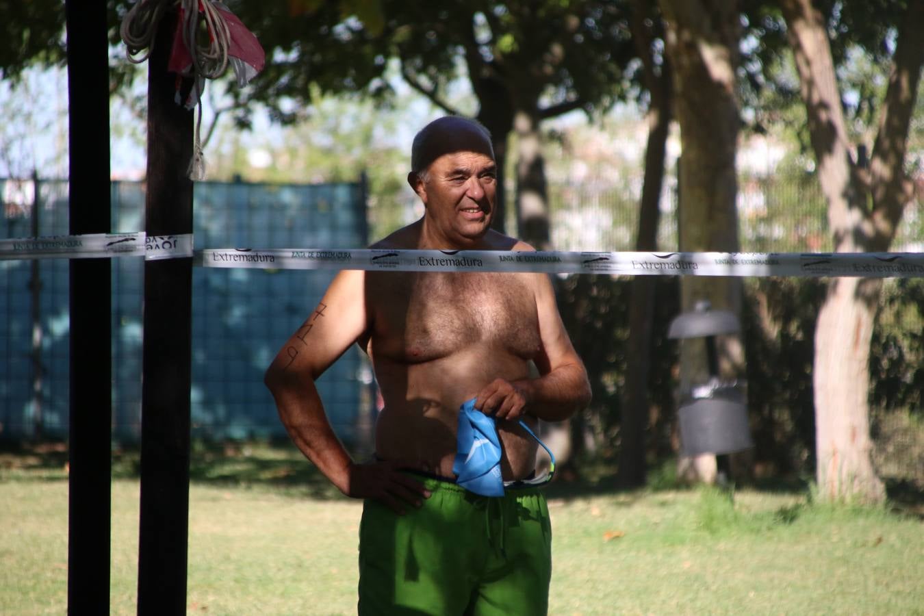 Jerez de los Caballeros ha acogido, esta mañana, la segunda edición del Acuatlón Popular 'Fiestas de San Bartolomé', organizado por la Pontificia y Real Archicofradía del Santísimo Sacramento con la colaboración del Ayuntamiento, el Plan de Dinamización Deportiva de la Mancomunidad Sierra Suroeste, Cruz Roja y diferentes casas comerciales del municipio. El acuatlón ha constado de dos pruebas (natación y atletismo); se ha desarrollado en las instalaciones de la piscina municipal y ciudad deportiva 'Manuel Calzado Galván', y ha contado con la participación de unos 48 inscritos, «la valoración que hacemos es muy positiva porque ha aumentado el número de inscritos y se ha conseguido una participación infantil que es una novedad este año. Los deportistas han acabado contentos y con ganas de repetir, por lo que es una satisfacción para nosotros», señala Álvaro Crespo, miembro de la junta de gobierno de la citada Archicofradía.