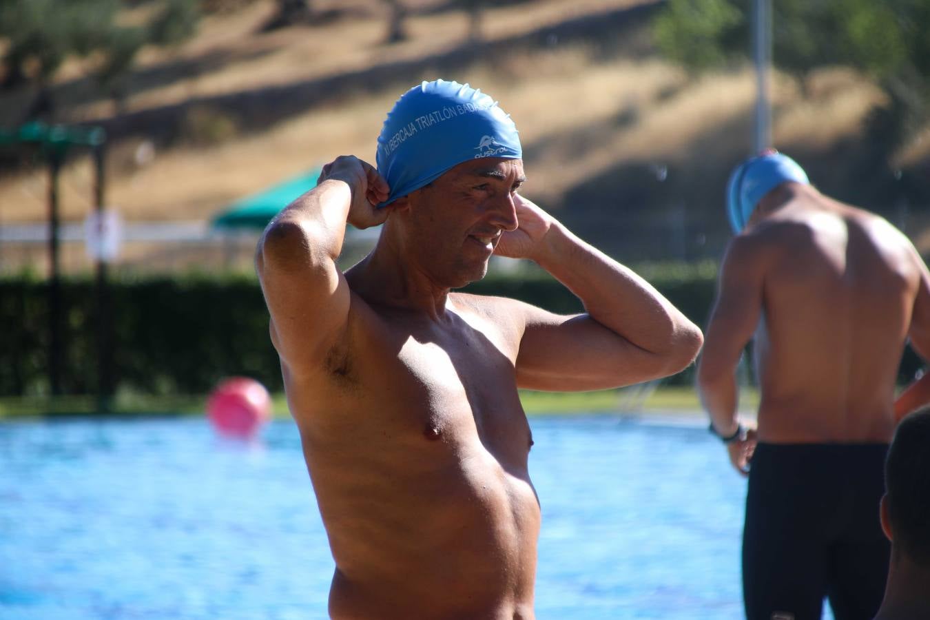 Jerez de los Caballeros ha acogido, esta mañana, la segunda edición del Acuatlón Popular 'Fiestas de San Bartolomé', organizado por la Pontificia y Real Archicofradía del Santísimo Sacramento con la colaboración del Ayuntamiento, el Plan de Dinamización Deportiva de la Mancomunidad Sierra Suroeste, Cruz Roja y diferentes casas comerciales del municipio. El acuatlón ha constado de dos pruebas (natación y atletismo); se ha desarrollado en las instalaciones de la piscina municipal y ciudad deportiva 'Manuel Calzado Galván', y ha contado con la participación de unos 48 inscritos, «la valoración que hacemos es muy positiva porque ha aumentado el número de inscritos y se ha conseguido una participación infantil que es una novedad este año. Los deportistas han acabado contentos y con ganas de repetir, por lo que es una satisfacción para nosotros», señala Álvaro Crespo, miembro de la junta de gobierno de la citada Archicofradía.