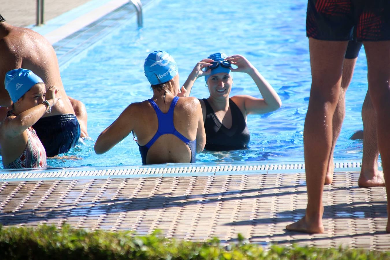 Jerez de los Caballeros ha acogido, esta mañana, la segunda edición del Acuatlón Popular 'Fiestas de San Bartolomé', organizado por la Pontificia y Real Archicofradía del Santísimo Sacramento con la colaboración del Ayuntamiento, el Plan de Dinamización Deportiva de la Mancomunidad Sierra Suroeste, Cruz Roja y diferentes casas comerciales del municipio. El acuatlón ha constado de dos pruebas (natación y atletismo); se ha desarrollado en las instalaciones de la piscina municipal y ciudad deportiva 'Manuel Calzado Galván', y ha contado con la participación de unos 48 inscritos, «la valoración que hacemos es muy positiva porque ha aumentado el número de inscritos y se ha conseguido una participación infantil que es una novedad este año. Los deportistas han acabado contentos y con ganas de repetir, por lo que es una satisfacción para nosotros», señala Álvaro Crespo, miembro de la junta de gobierno de la citada Archicofradía.