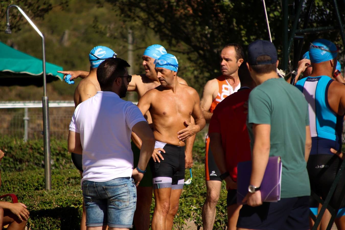 Jerez de los Caballeros ha acogido, esta mañana, la segunda edición del Acuatlón Popular 'Fiestas de San Bartolomé', organizado por la Pontificia y Real Archicofradía del Santísimo Sacramento con la colaboración del Ayuntamiento, el Plan de Dinamización Deportiva de la Mancomunidad Sierra Suroeste, Cruz Roja y diferentes casas comerciales del municipio. El acuatlón ha constado de dos pruebas (natación y atletismo); se ha desarrollado en las instalaciones de la piscina municipal y ciudad deportiva 'Manuel Calzado Galván', y ha contado con la participación de unos 48 inscritos, «la valoración que hacemos es muy positiva porque ha aumentado el número de inscritos y se ha conseguido una participación infantil que es una novedad este año. Los deportistas han acabado contentos y con ganas de repetir, por lo que es una satisfacción para nosotros», señala Álvaro Crespo, miembro de la junta de gobierno de la citada Archicofradía.