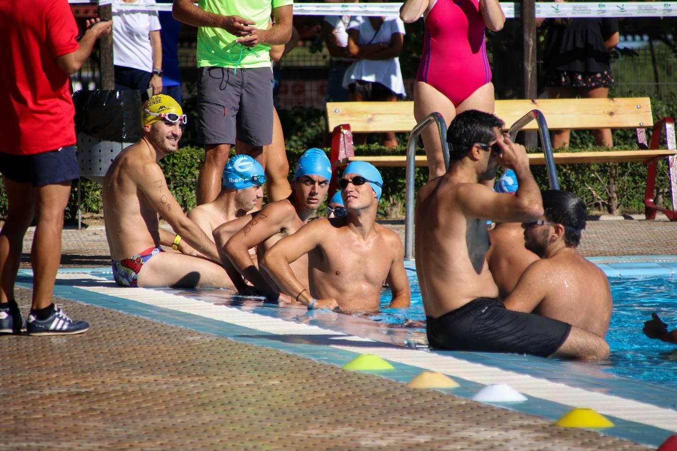 Jerez de los Caballeros ha acogido, esta mañana, la segunda edición del Acuatlón Popular 'Fiestas de San Bartolomé', organizado por la Pontificia y Real Archicofradía del Santísimo Sacramento con la colaboración del Ayuntamiento, el Plan de Dinamización Deportiva de la Mancomunidad Sierra Suroeste, Cruz Roja y diferentes casas comerciales del municipio. El acuatlón ha constado de dos pruebas (natación y atletismo); se ha desarrollado en las instalaciones de la piscina municipal y ciudad deportiva 'Manuel Calzado Galván', y ha contado con la participación de unos 48 inscritos, «la valoración que hacemos es muy positiva porque ha aumentado el número de inscritos y se ha conseguido una participación infantil que es una novedad este año. Los deportistas han acabado contentos y con ganas de repetir, por lo que es una satisfacción para nosotros», señala Álvaro Crespo, miembro de la junta de gobierno de la citada Archicofradía.