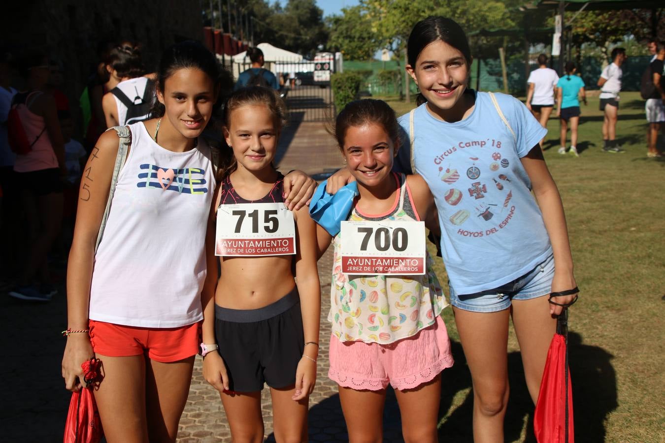 Jerez de los Caballeros ha acogido, esta mañana, la segunda edición del Acuatlón Popular 'Fiestas de San Bartolomé', organizado por la Pontificia y Real Archicofradía del Santísimo Sacramento con la colaboración del Ayuntamiento, el Plan de Dinamización Deportiva de la Mancomunidad Sierra Suroeste, Cruz Roja y diferentes casas comerciales del municipio. El acuatlón ha constado de dos pruebas (natación y atletismo); se ha desarrollado en las instalaciones de la piscina municipal y ciudad deportiva 'Manuel Calzado Galván', y ha contado con la participación de unos 48 inscritos, «la valoración que hacemos es muy positiva porque ha aumentado el número de inscritos y se ha conseguido una participación infantil que es una novedad este año. Los deportistas han acabado contentos y con ganas de repetir, por lo que es una satisfacción para nosotros», señala Álvaro Crespo, miembro de la junta de gobierno de la citada Archicofradía.