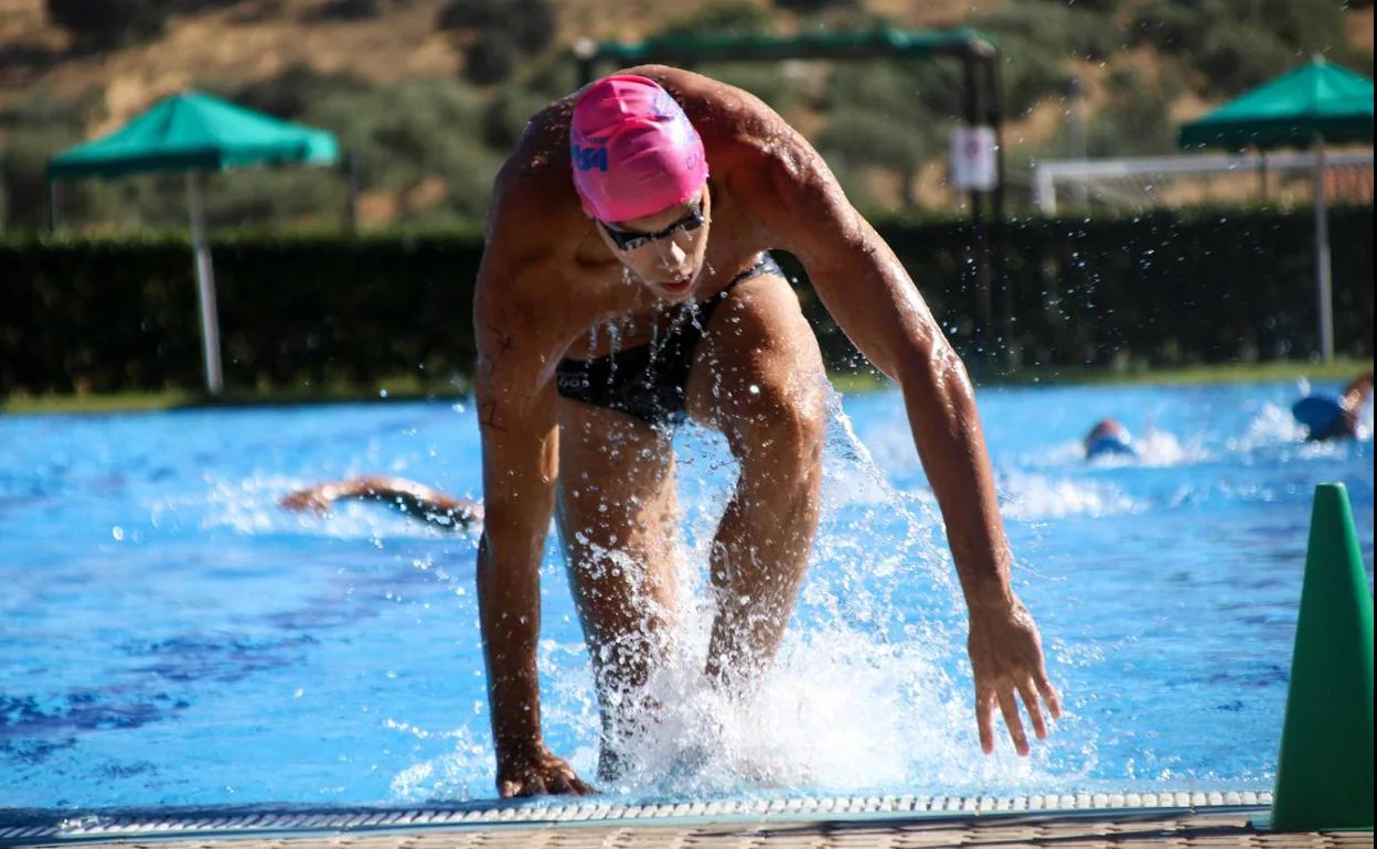 Participante en la prueba de natación. 