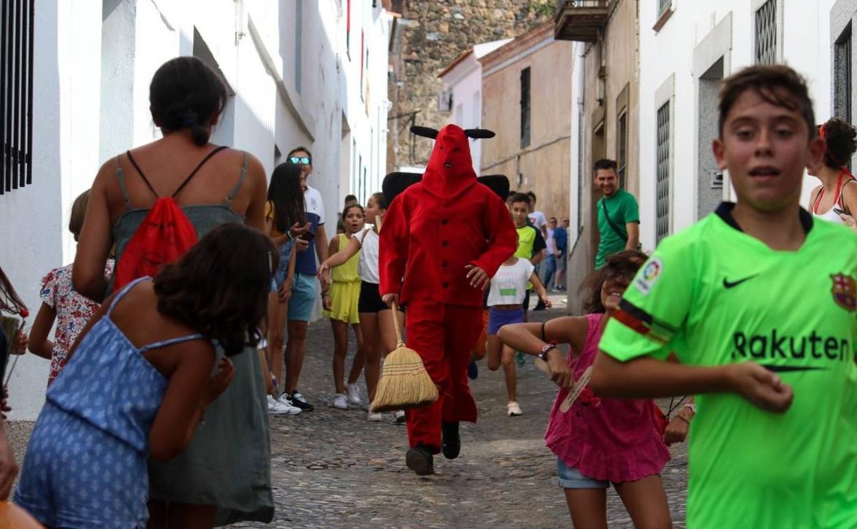 El diablo se libera de las cadenas que le mantienen sujeto a los pies de San Bartolomé y recorre las calles de la ciudad.
