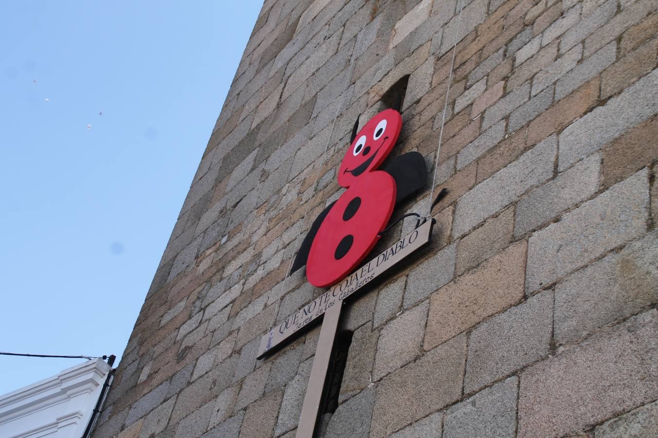 El repique de las campanas de San Bartolomé ha sonado este viernes, 23 de agosto, muy alegre, para anunciar la 'Salida del diablo', una de las tradiciones más ancestrales de Jerez de los Caballeros que anunciar la festividad de San Bartolomé, patrón de la ciudad. Organizada por la Comisión integrada en la Archicofradía del Santísimo Sacramento, la citada representación se ha vivido con gran expectación y emoción y este año con sorpresa. El recorrido del diablo por las calles ha hecho las decilicias de cientos de niños y niñas que han disfrutado de la cita, al tiempo que han contribuido a revivir esta gran celebración cargada de simbología, pues la figura del diablo aparece representada a los pies del patrón, encadenada, representando el triunfo del bien sobre el mal. Cada 23 de agosto, se libera de esas cadenas y recorre la localidad templaria, escoba en mano. La única forma de hacer frente a su ira, es mostrarle una cruz, por ello hoy la imagen más entrañable la han protagonizado los más pequeños portando en sus manos pequeñas cruces de madera para, como manda la tradición, «evitar que el diablo les coja». La cita da paso esta noche a la también tradicional 'Quema del rabo del diablo' que organizan los amigos de esta representación a las 22 horas en el Llano de Santa María y con el fuego como elemento purificador.
