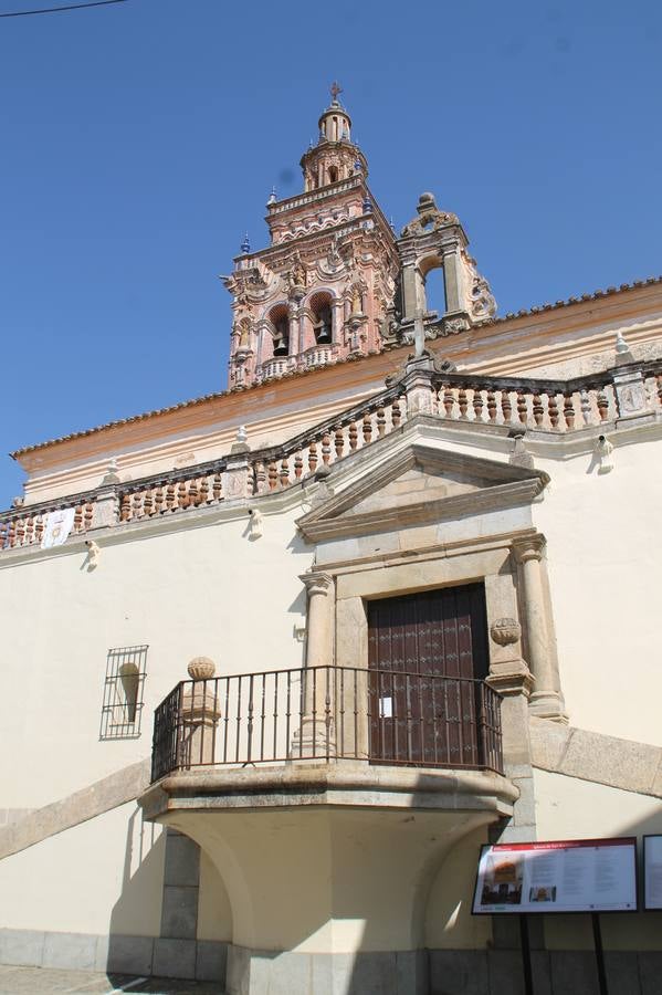 El repique de las campanas de San Bartolomé ha sonado este viernes, 23 de agosto, muy alegre, para anunciar la 'Salida del diablo', una de las tradiciones más ancestrales de Jerez de los Caballeros que anunciar la festividad de San Bartolomé, patrón de la ciudad. Organizada por la Comisión integrada en la Archicofradía del Santísimo Sacramento, la citada representación se ha vivido con gran expectación y emoción y este año con sorpresa. El recorrido del diablo por las calles ha hecho las decilicias de cientos de niños y niñas que han disfrutado de la cita, al tiempo que han contribuido a revivir esta gran celebración cargada de simbología, pues la figura del diablo aparece representada a los pies del patrón, encadenada, representando el triunfo del bien sobre el mal. Cada 23 de agosto, se libera de esas cadenas y recorre la localidad templaria, escoba en mano. La única forma de hacer frente a su ira, es mostrarle una cruz, por ello hoy la imagen más entrañable la han protagonizado los más pequeños portando en sus manos pequeñas cruces de madera para, como manda la tradición, «evitar que el diablo les coja». La cita da paso esta noche a la también tradicional 'Quema del rabo del diablo' que organizan los amigos de esta representación a las 22 horas en el Llano de Santa María y con el fuego como elemento purificador.